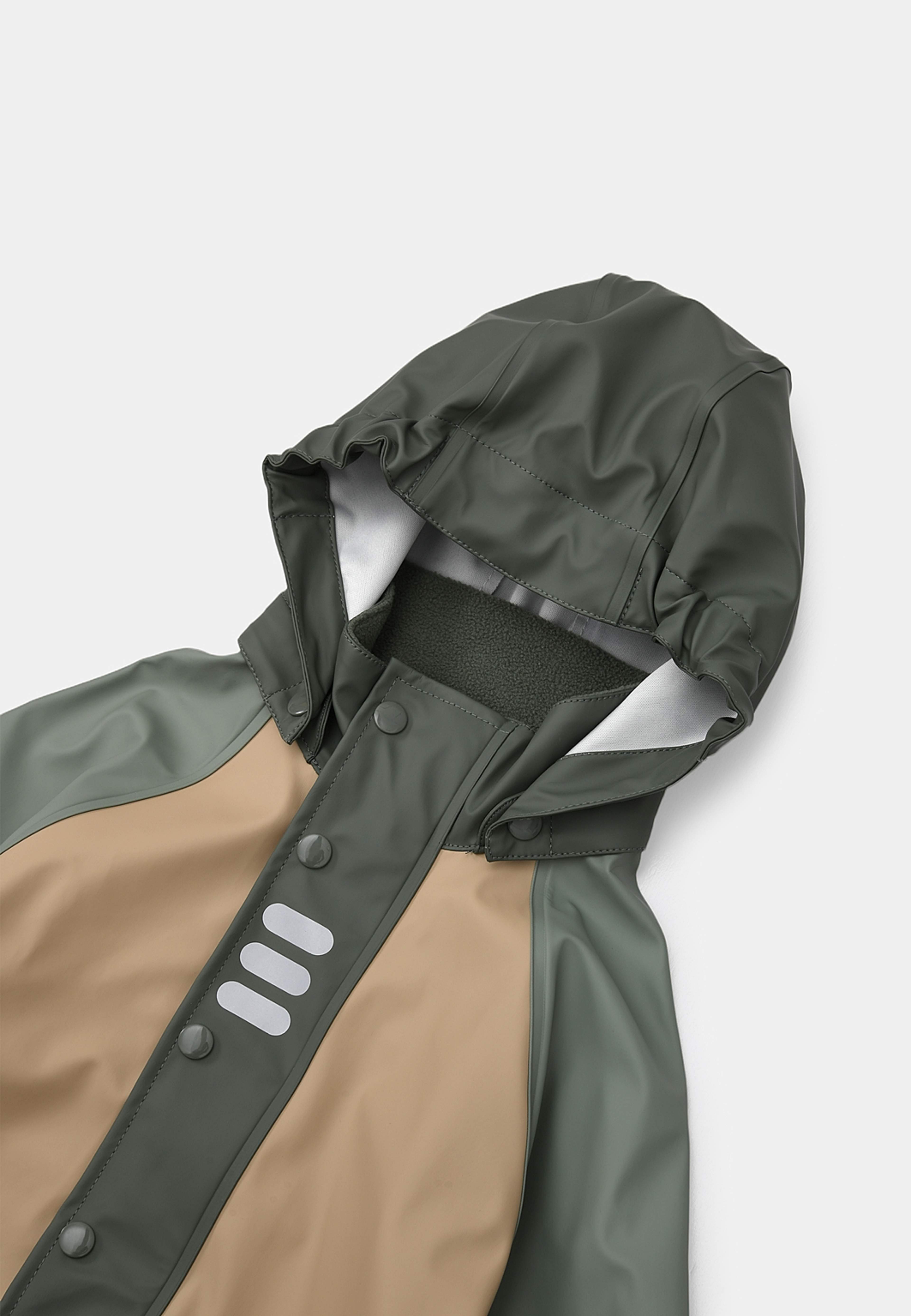 Regnjacka CHIA, från RIKIKI, i färgen Blocking. Klicka för att öppna bilden i stort format