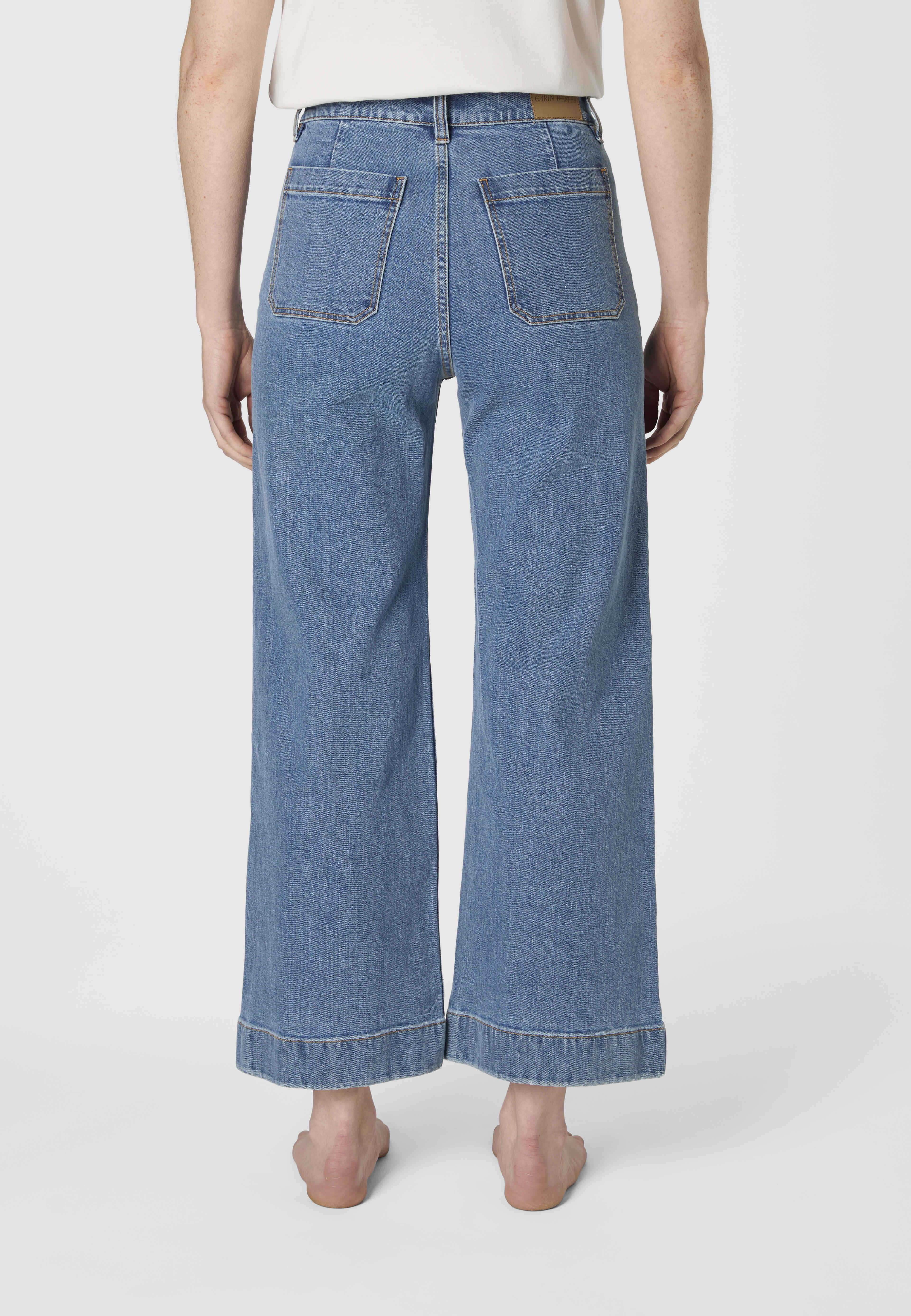 Croppade jeans med hög midja INE, från Carin Wester, i färgen Indigo Light Wash. Klicka för att öppna bilden i stort format
