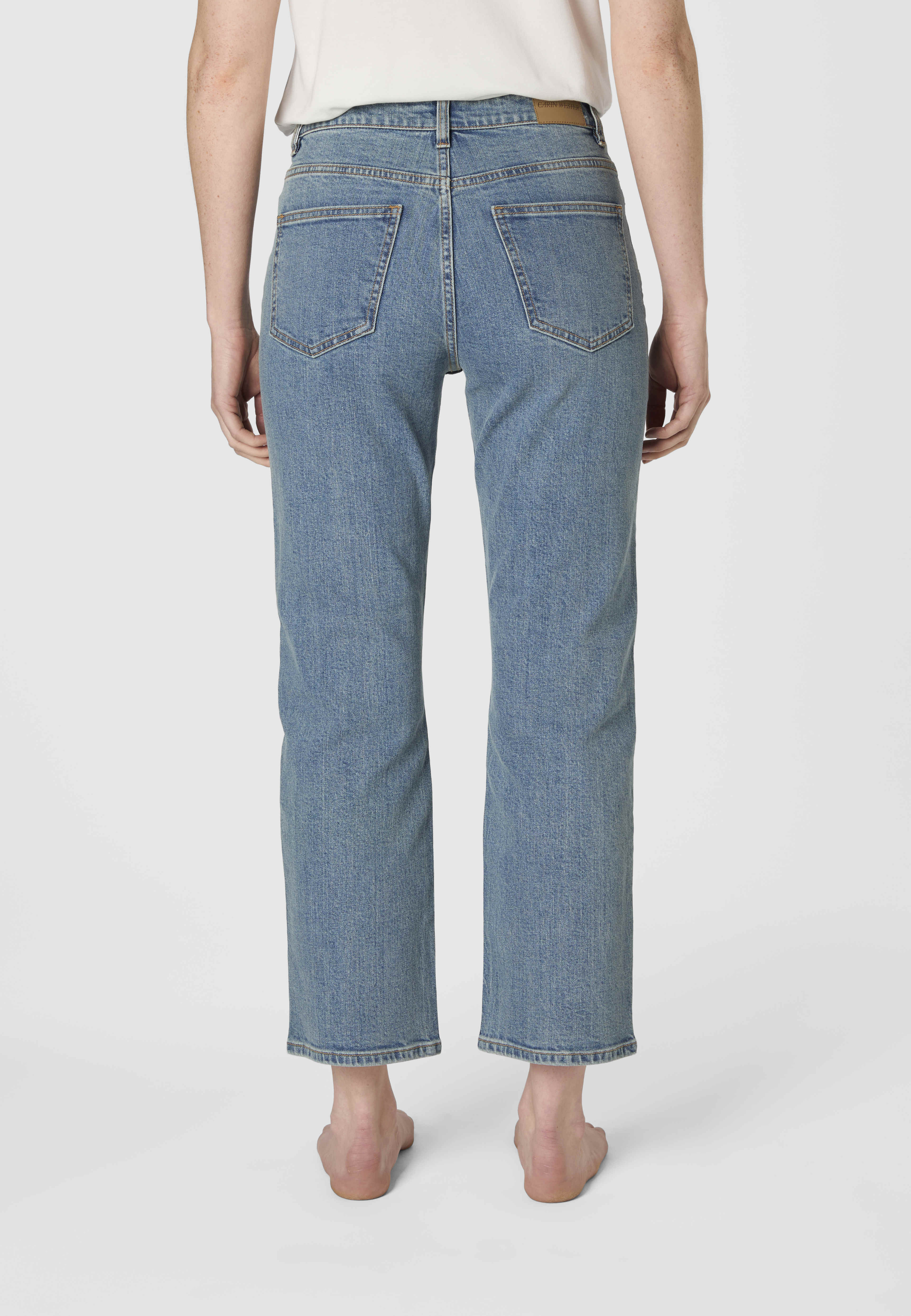 Croppade jeans JADE, från Carin Wester, i färgen Indigo. Klicka för att öppna bilden i stort format