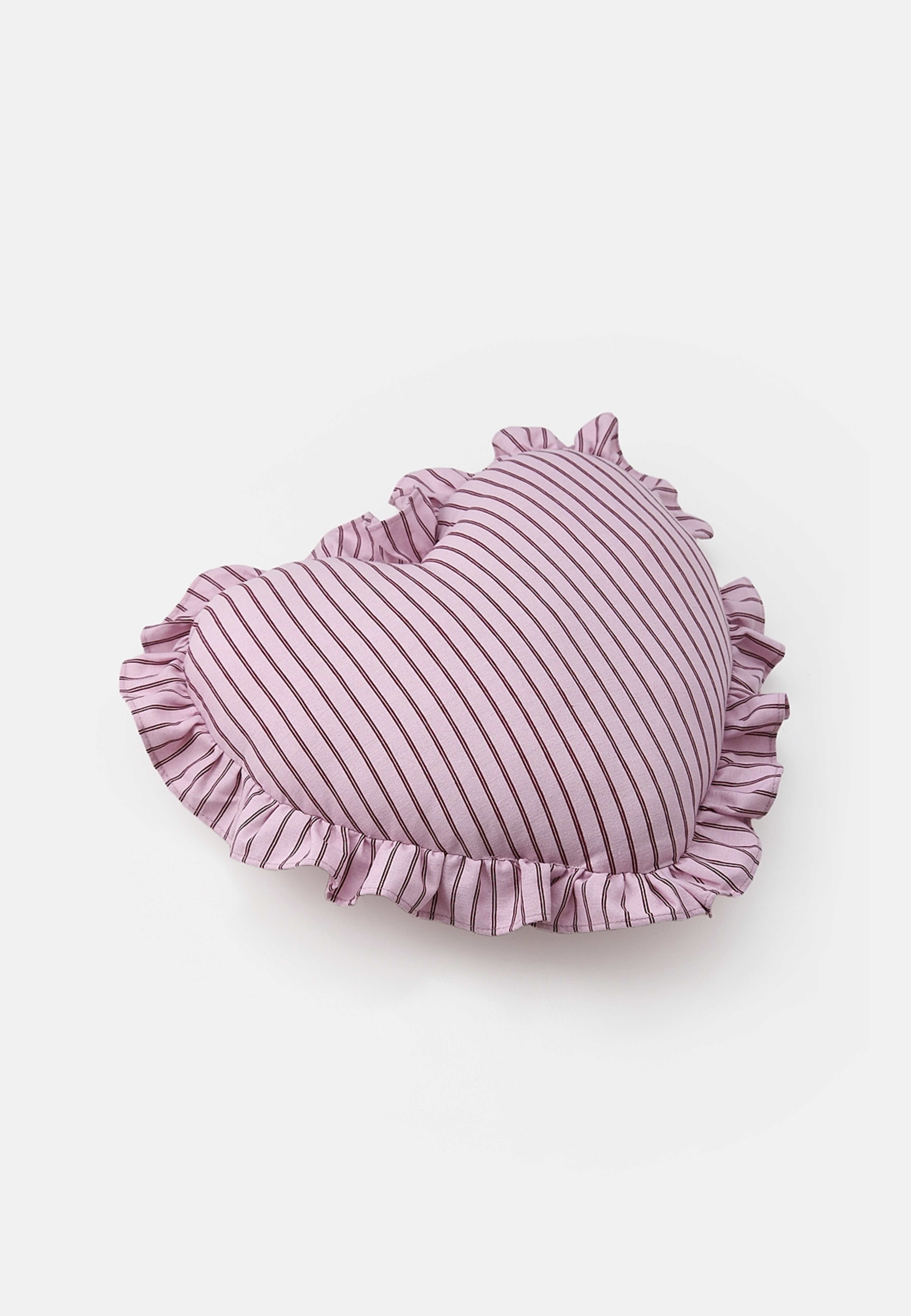 Kudde hjärta VALENTINE FRILL 40 cm, från Åhléns Home, i färgen Pink. Klicka för att öppna bilden i stort format
