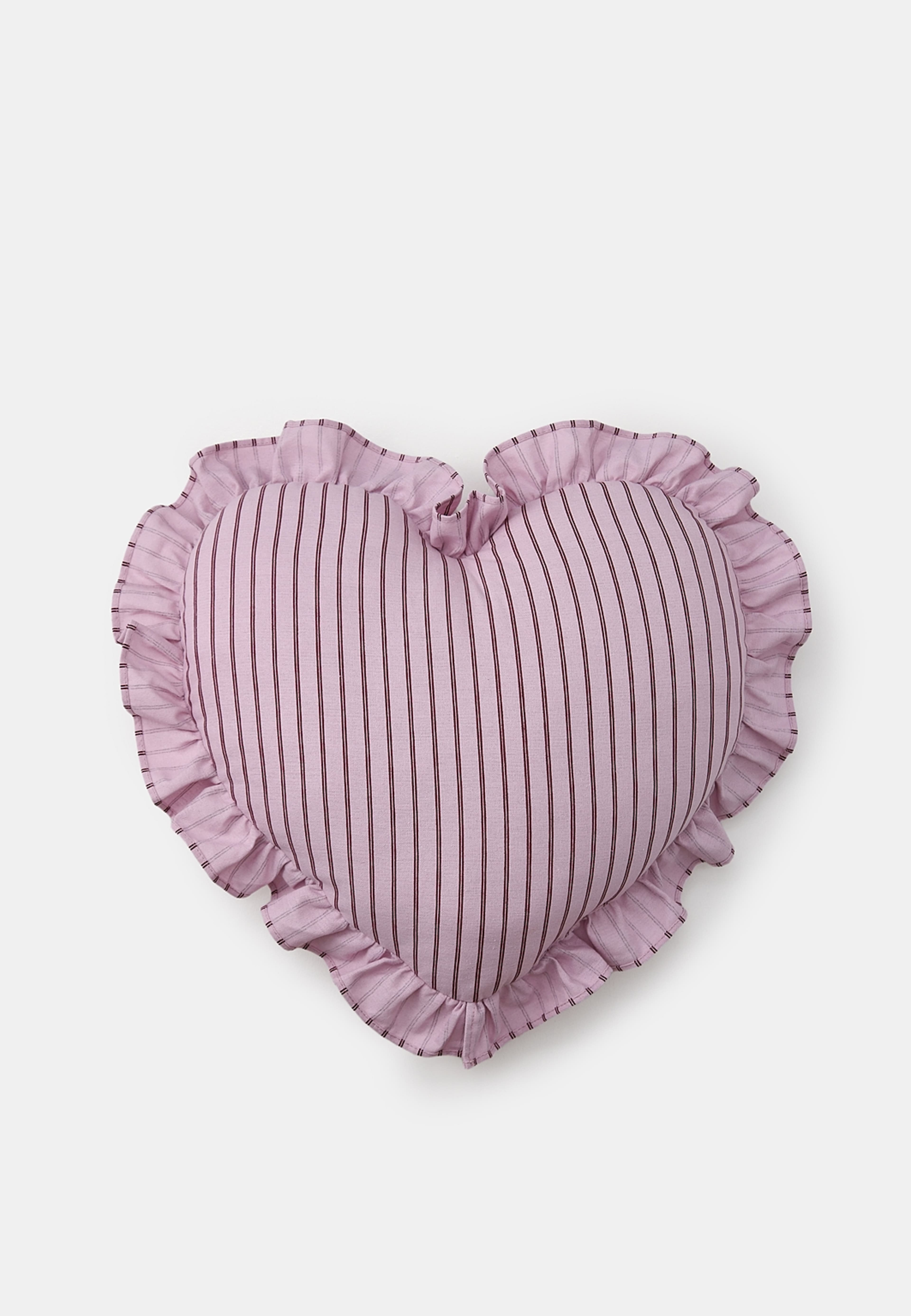 Kudde hjärta VALENTINE FRILL 40 cm, från Åhléns Home, i färgen Pink. Klicka för att öppna bilden i stort format