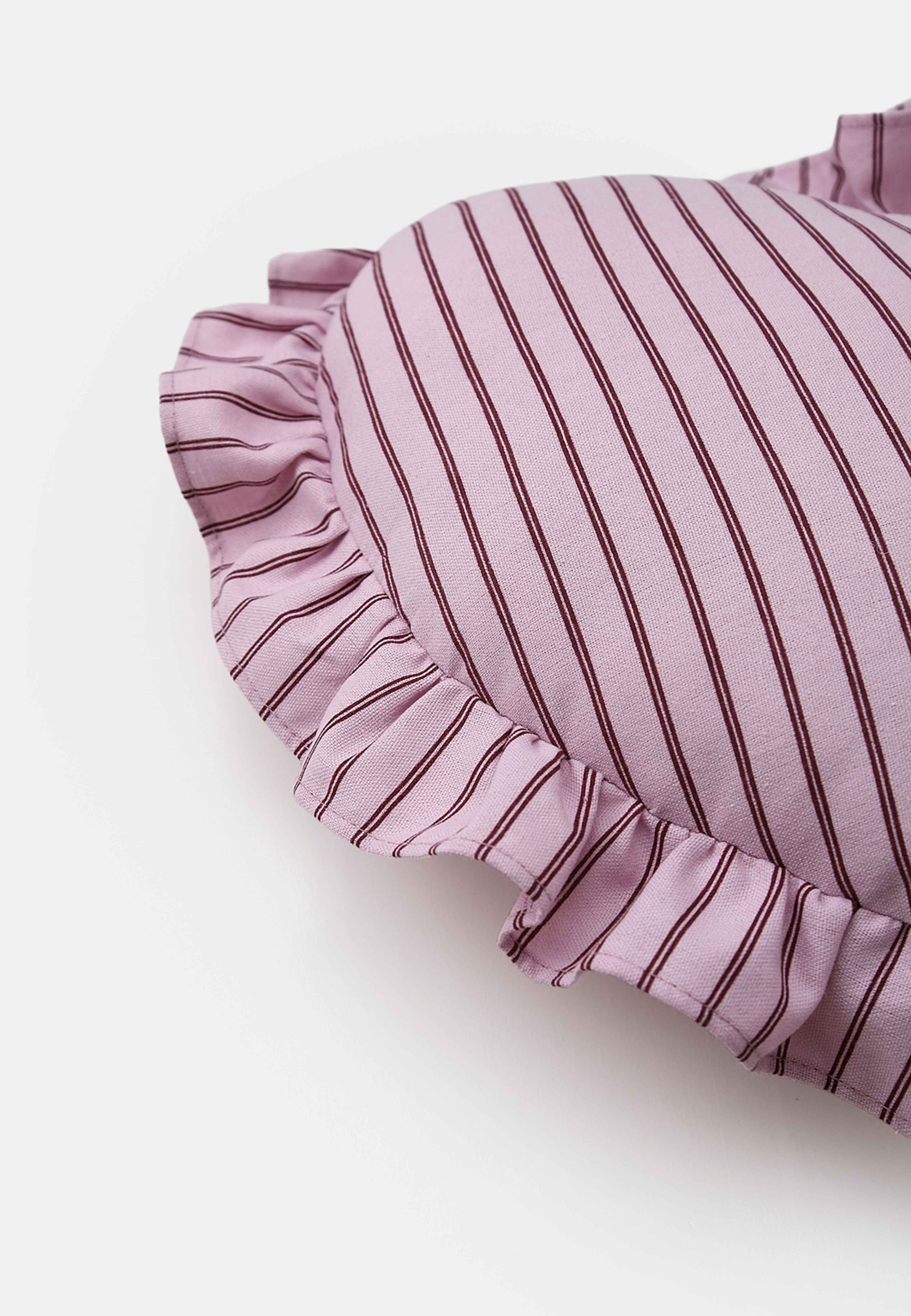 Kudde hjärta VALENTINE FRILL 40 cm, från Åhléns Home, i färgen Pink. Klicka för att öppna bilden i stort format