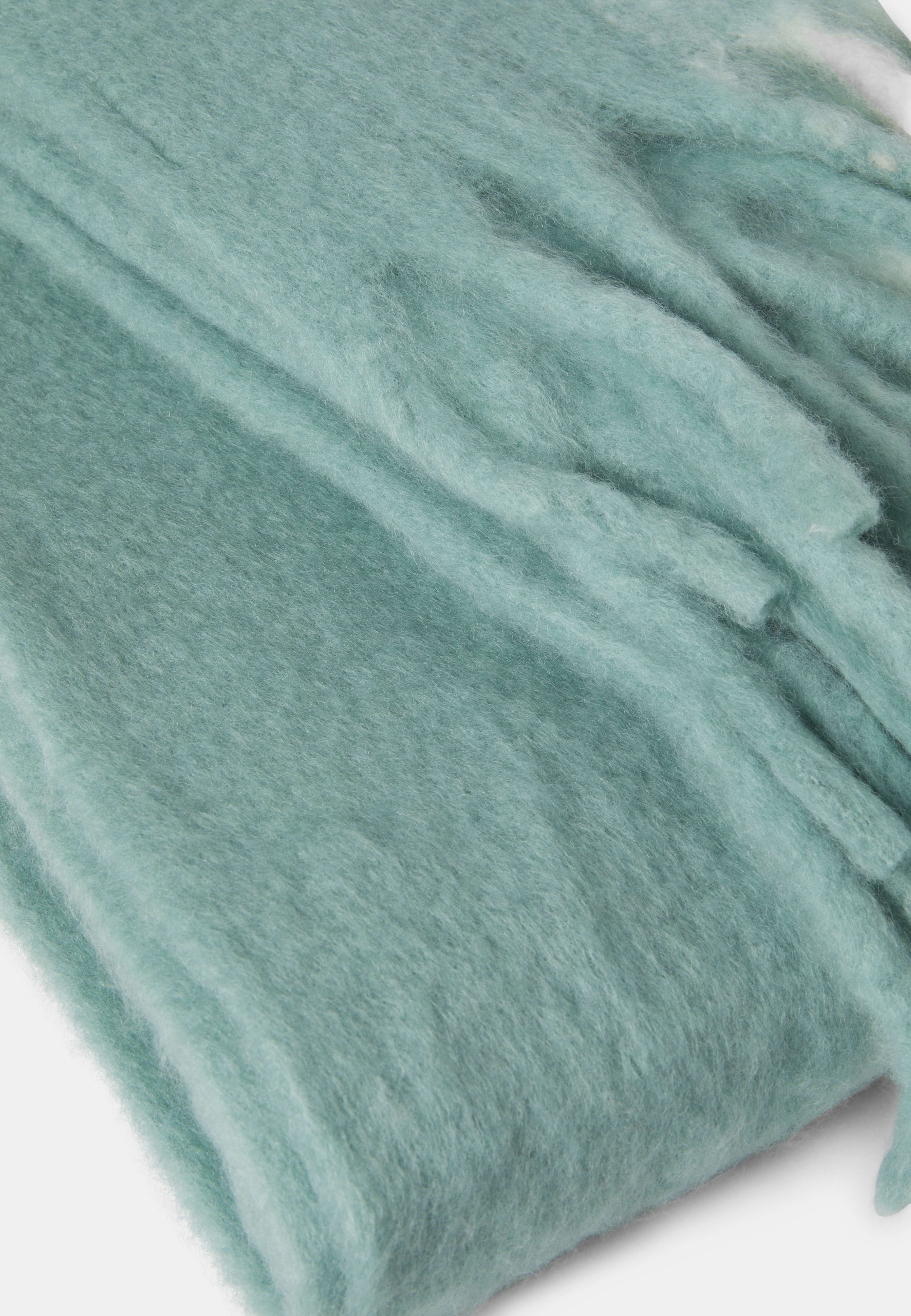 Randig pläd i ullmix WOLFIE 130x170 cm, från Åhléns Home, i färgen Mint Green/Green. Klicka för att öppna bilden i stort format