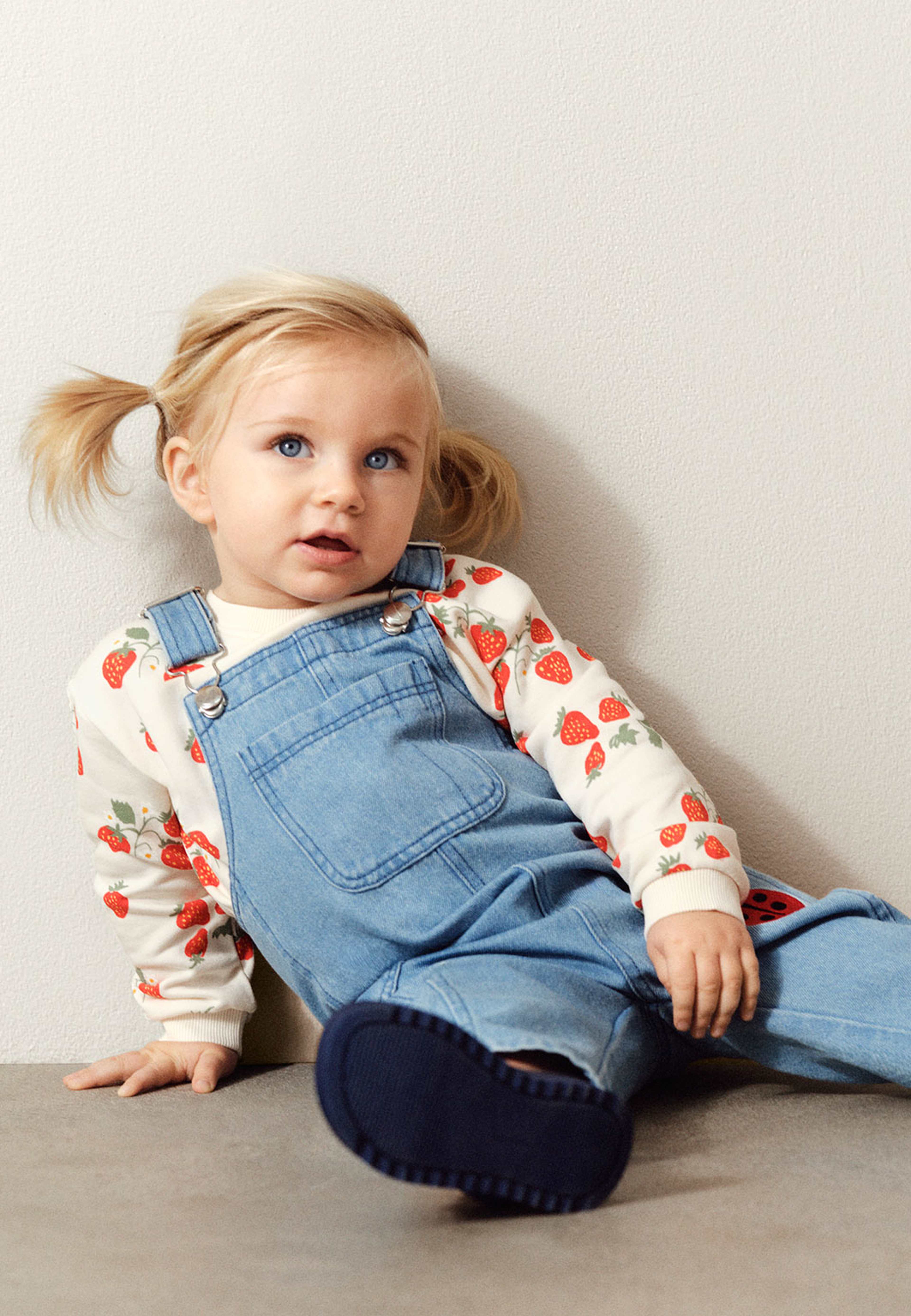 Tvådelat set PHILLI, från RIKIKI, i färgen Strawberry. Klicka för att öppna bilden i stort format