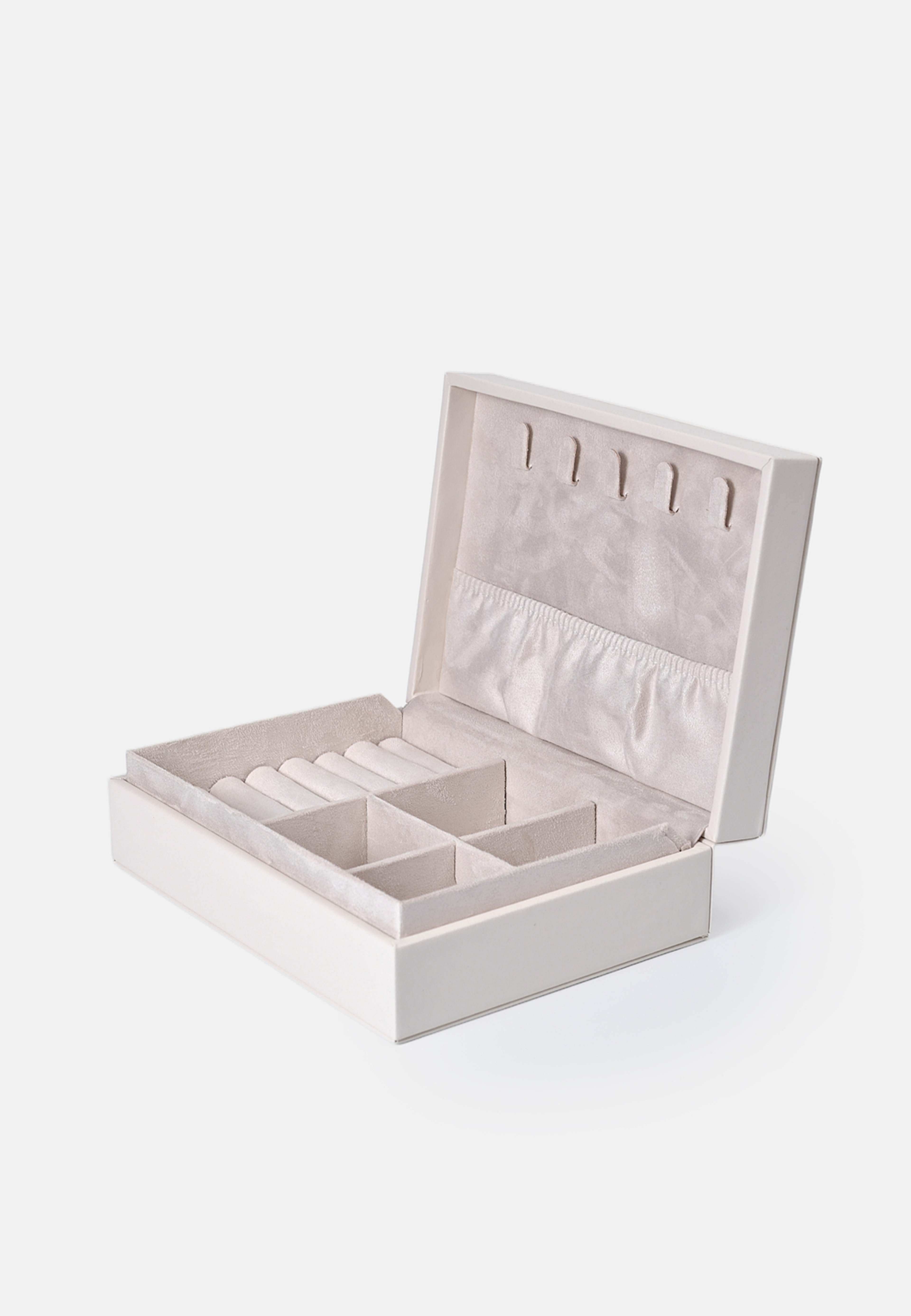 Smyckeskrin JULES, från Åhléns Home, i färgen White. Klicka för att öppna bilden i stort format