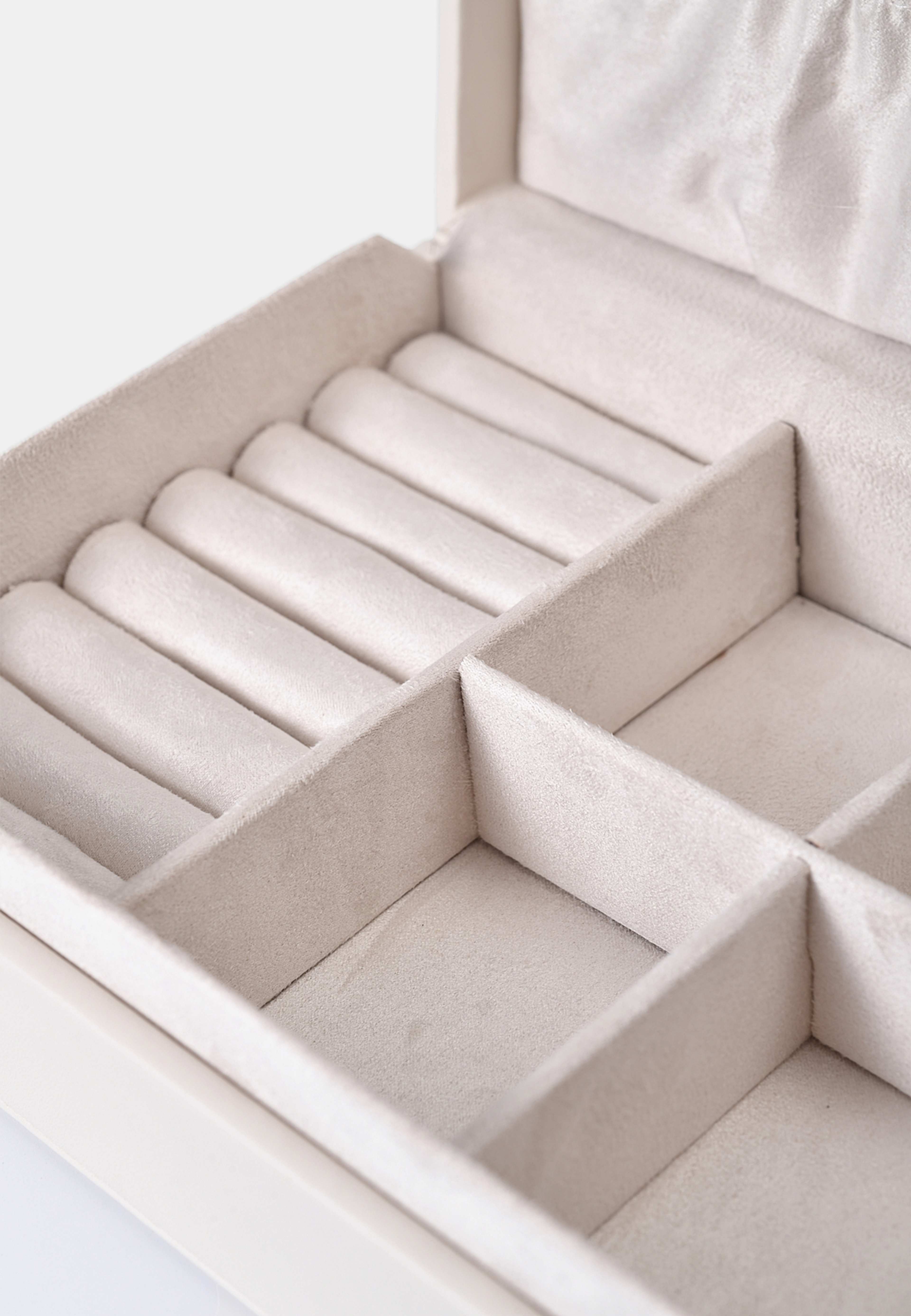 Smyckeskrin JULES, från Åhléns Home, i färgen White. Klicka för att öppna bilden i stort format