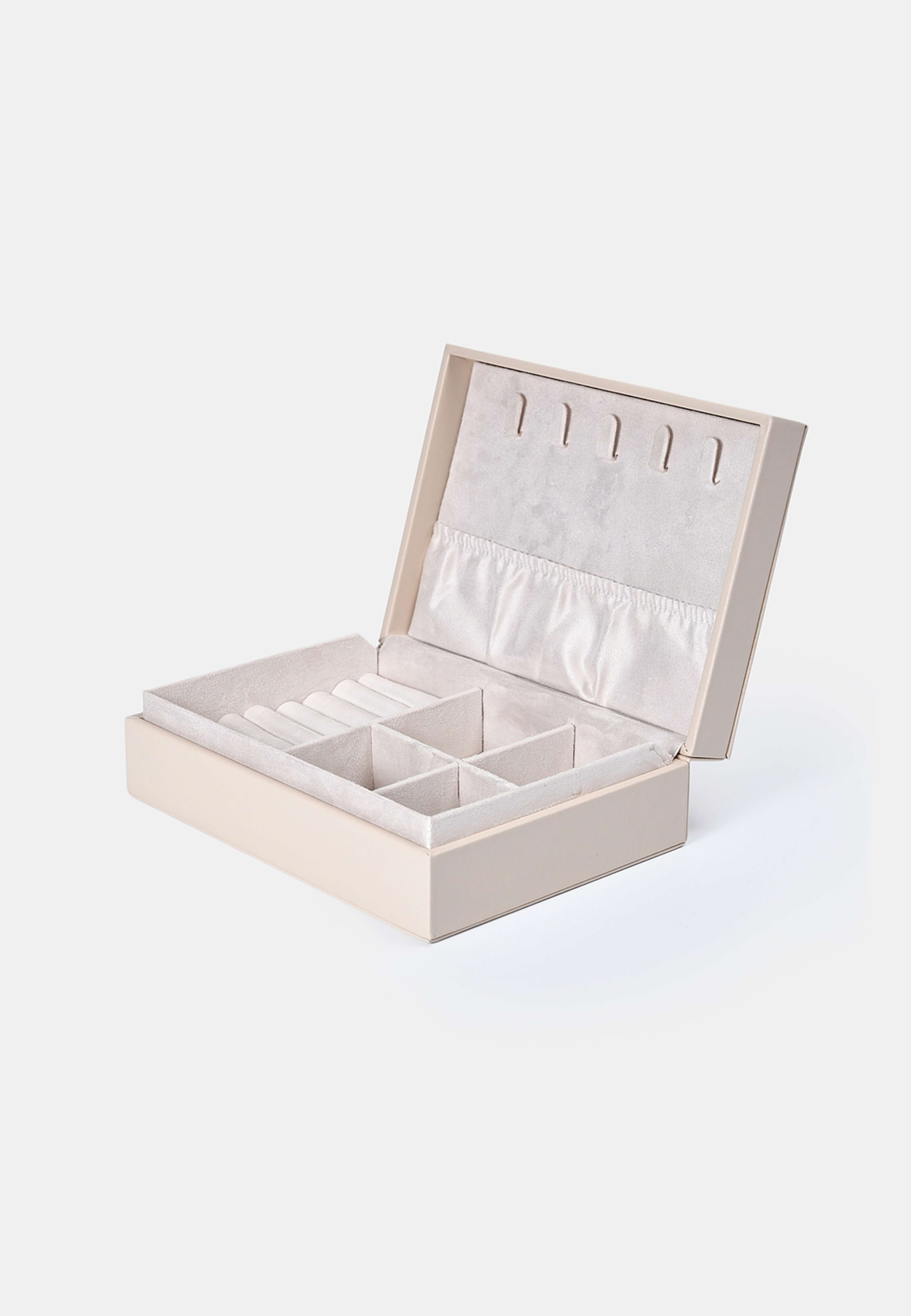 Smyckeskrin JULES, från Åhléns Home, i färgen Lt Beige. Klicka för att öppna bilden i stort format