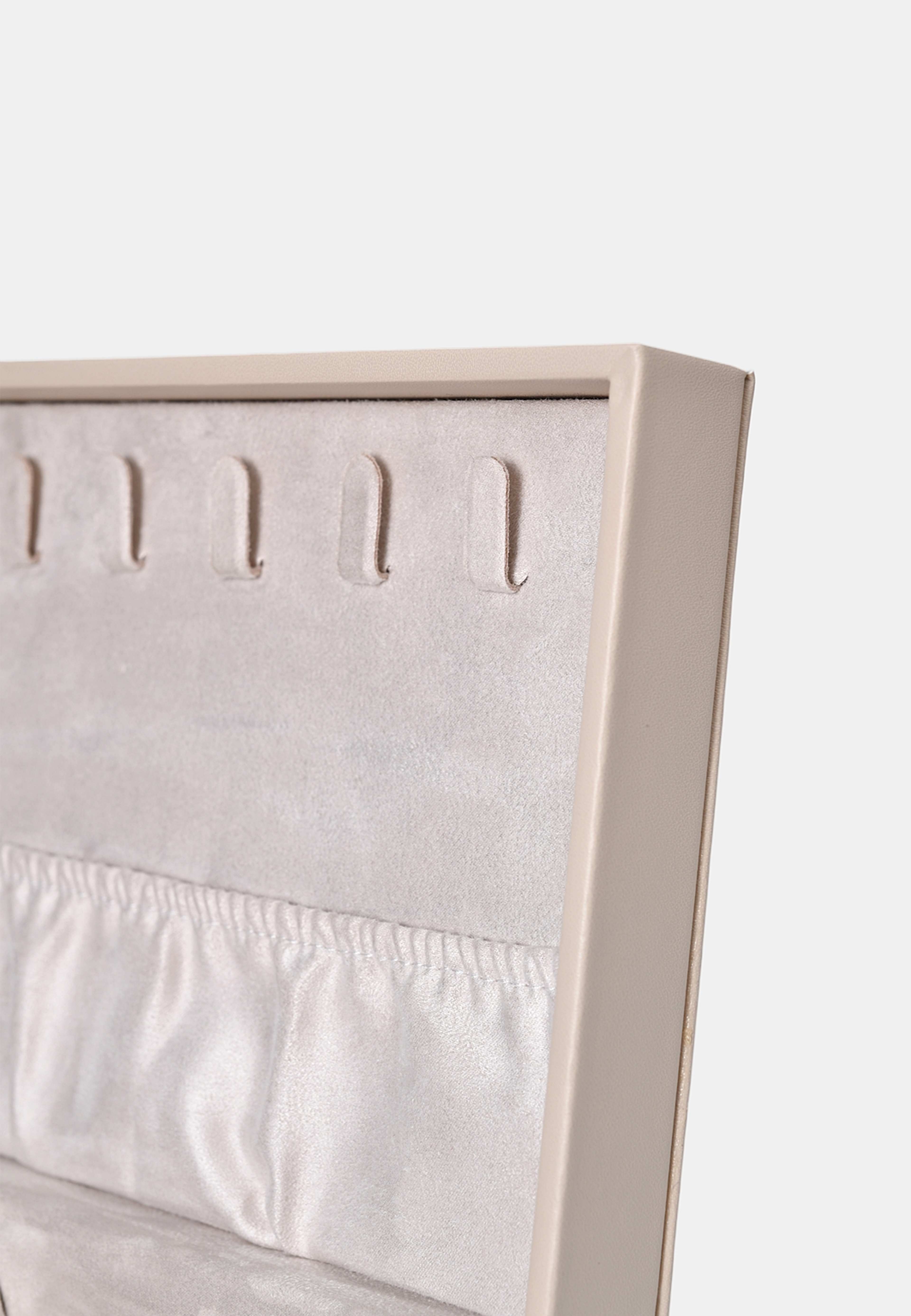 Smyckeskrin JULES, från Åhléns Home, i färgen Lt Beige. Klicka för att öppna bilden i stort format