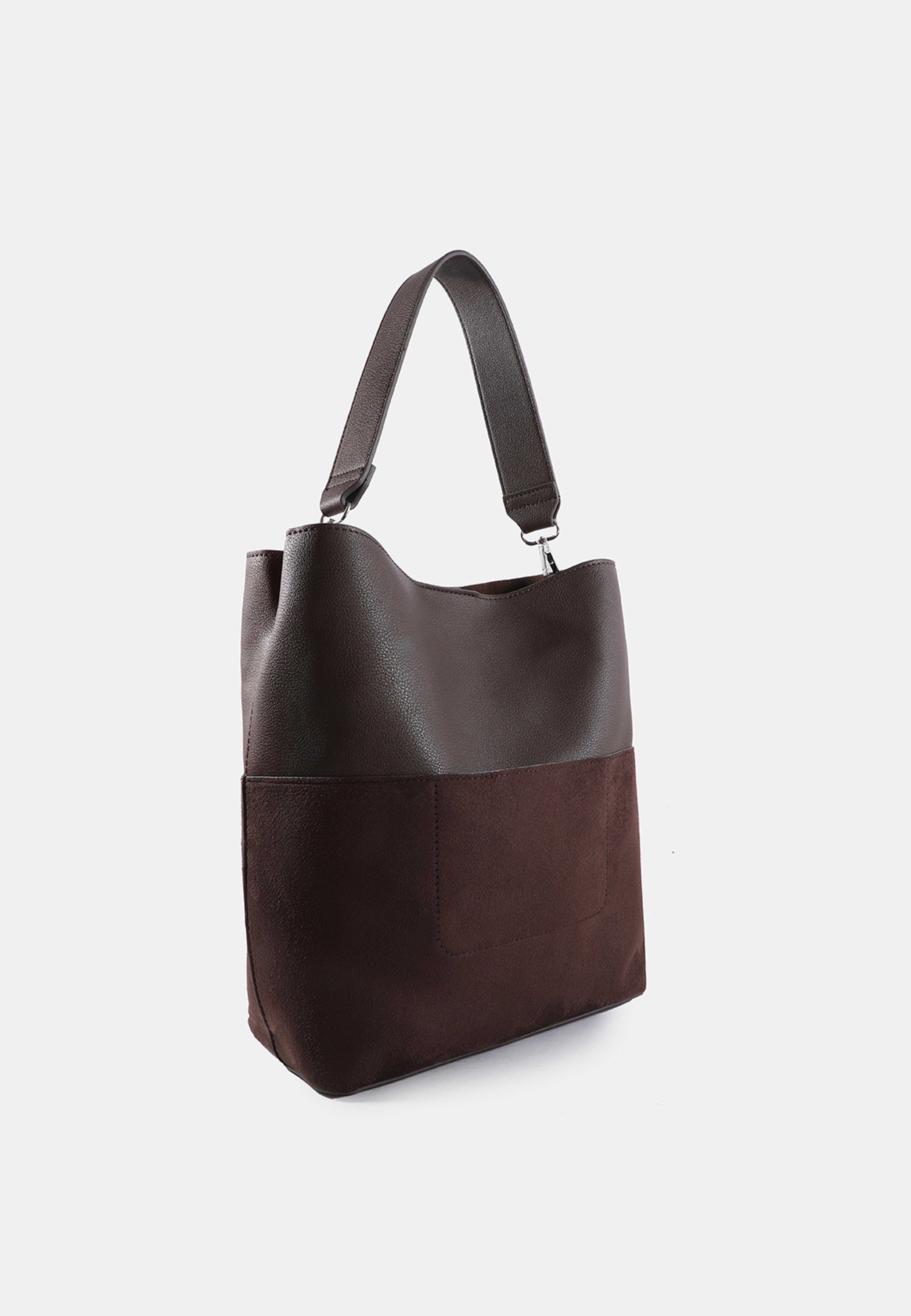 Hoboväska FINA, från Å WOMAN, i färgen Dark Brown 2. Klicka för att öppna bilden i stort format