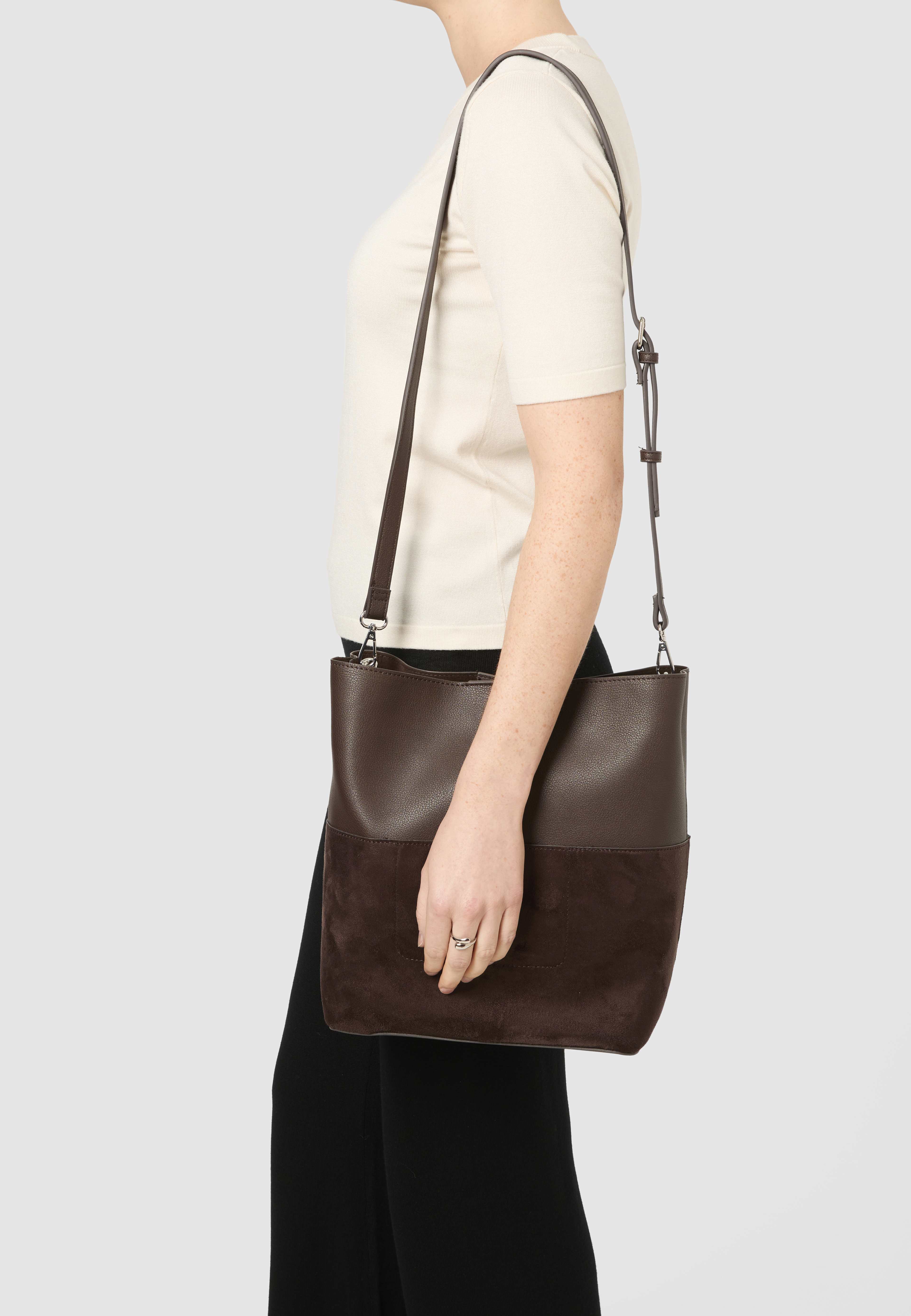 Hoboväska FINA, från Å WOMAN, i färgen Dark Brown 2. Klicka för att öppna bilden i stort format