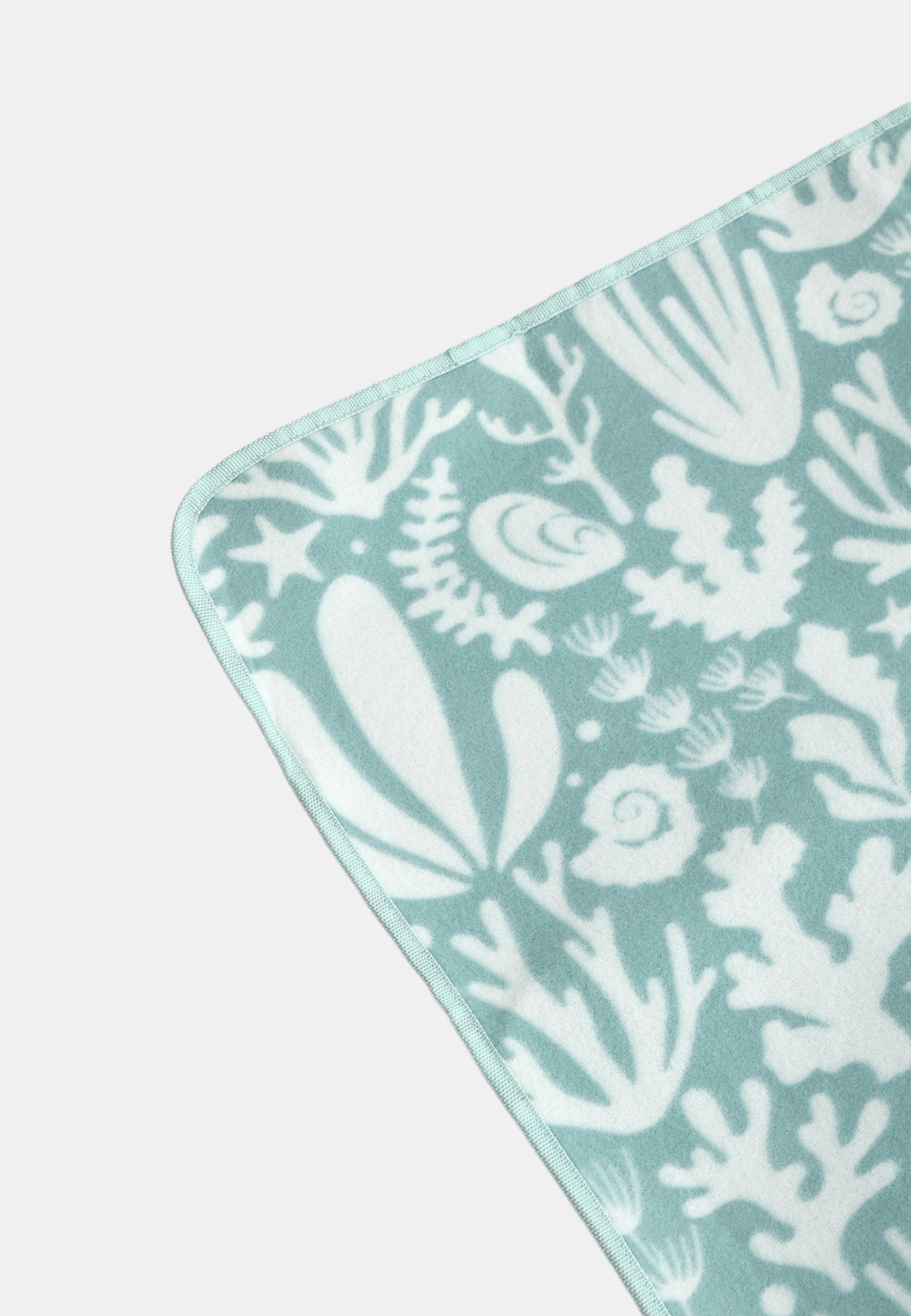 Picknickfilt med handtag CORAL 120x150 cm, från Åhléns Home, i färgen Turquoise. Klicka för att öppna bilden i stort format