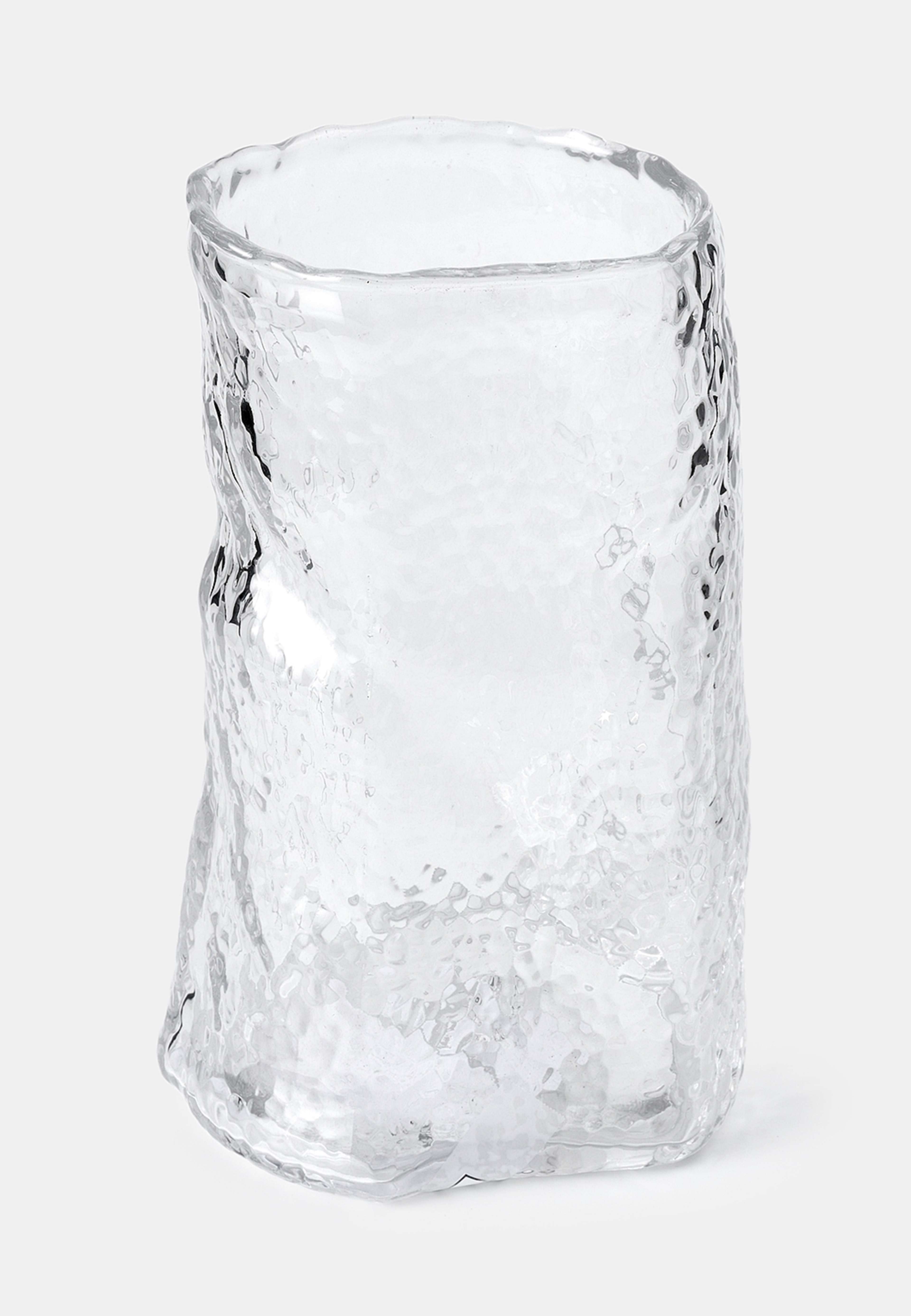 Glasvas med struktur, från MANO ATELIER, i färgen Clear. Klicka för att öppna bilden i stort format