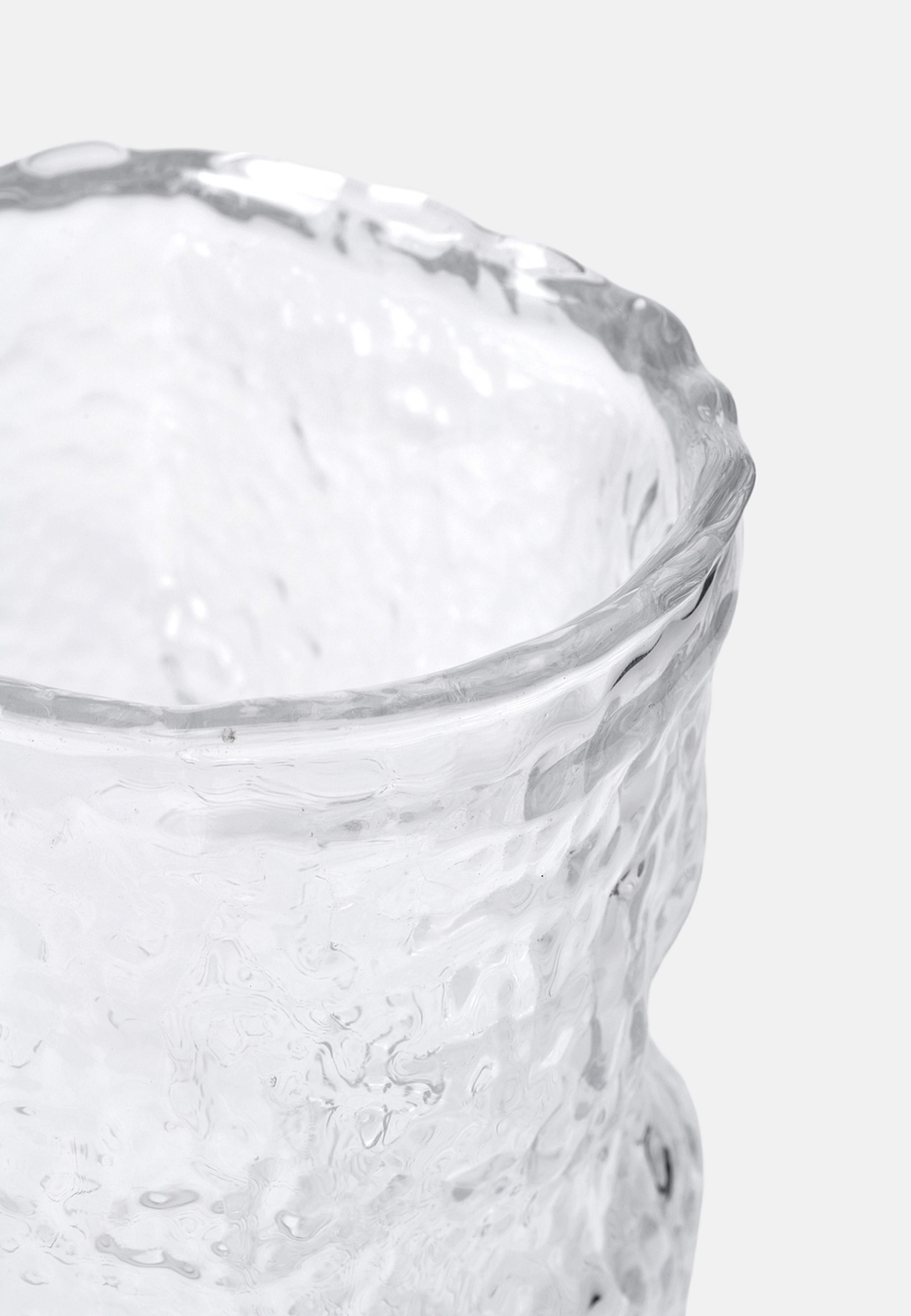 Glasvas med struktur, från MANO ATELIER, i färgen Clear. Klicka för att öppna bilden i stort format