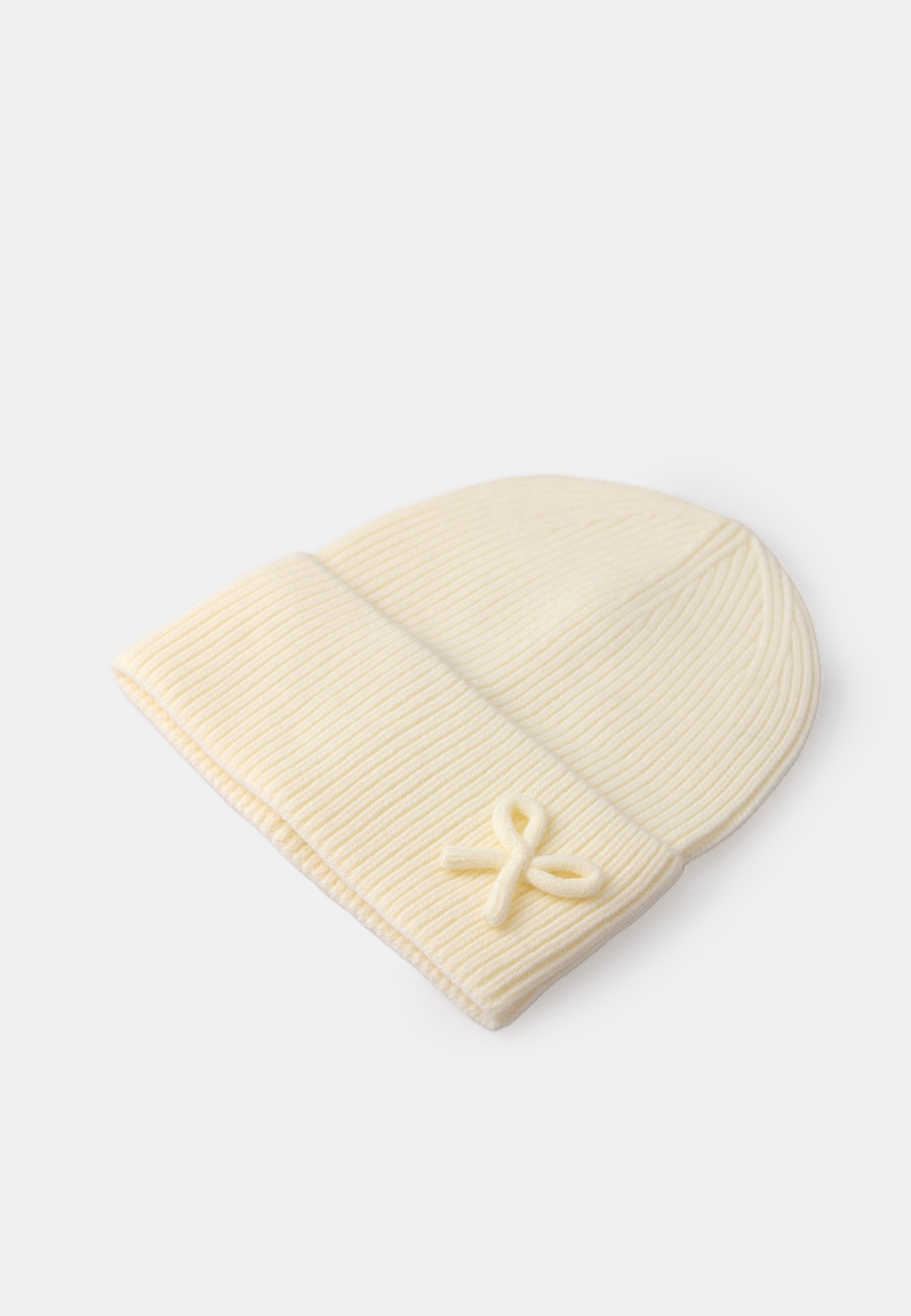 Mössa med rosett SAGA, från Å WOMAN, i färgen White. Klicka för att öppna bilden i stort format