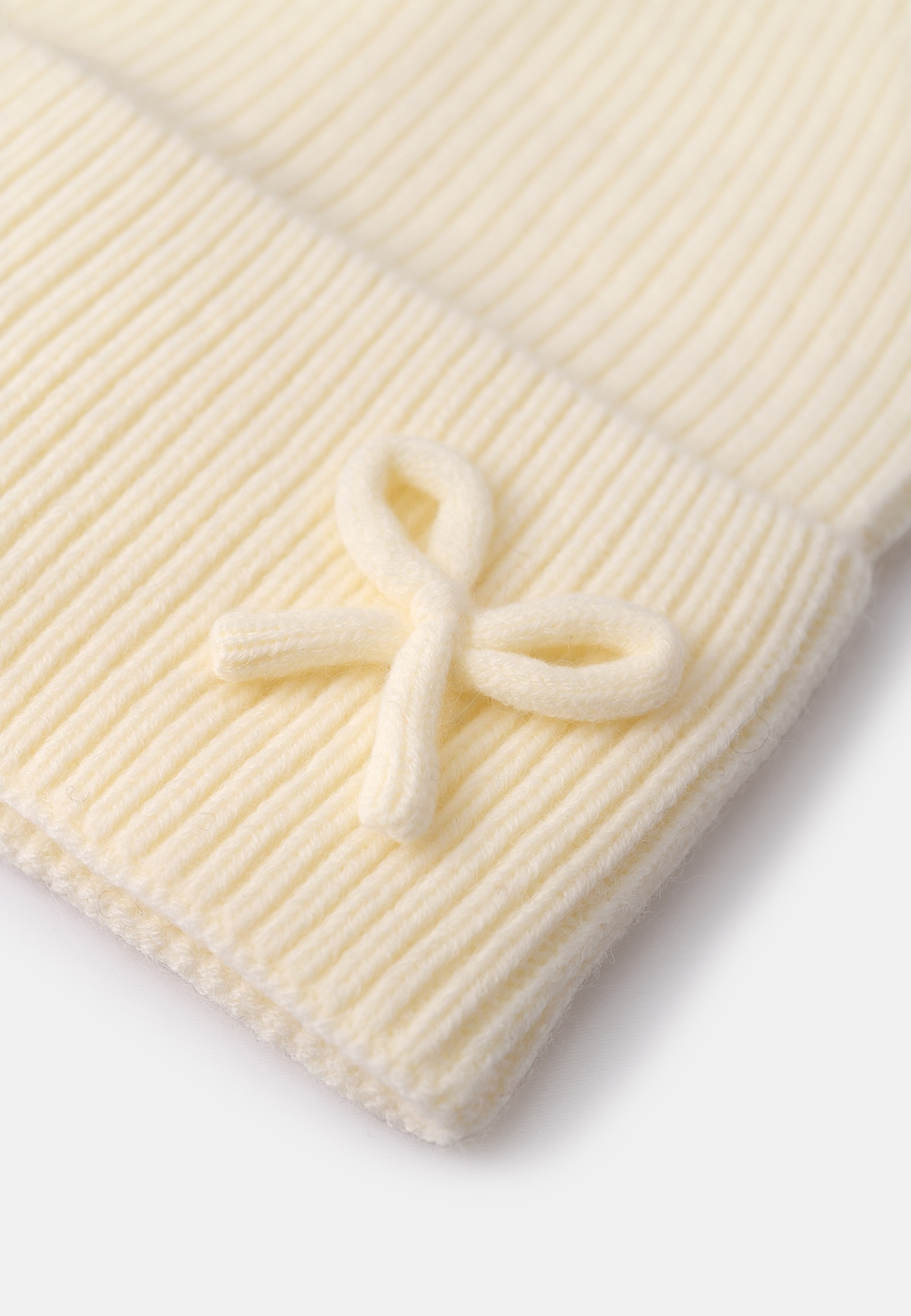 Mössa med rosett SAGA, från Å WOMAN, i färgen White. Klicka för att öppna bilden i stort format