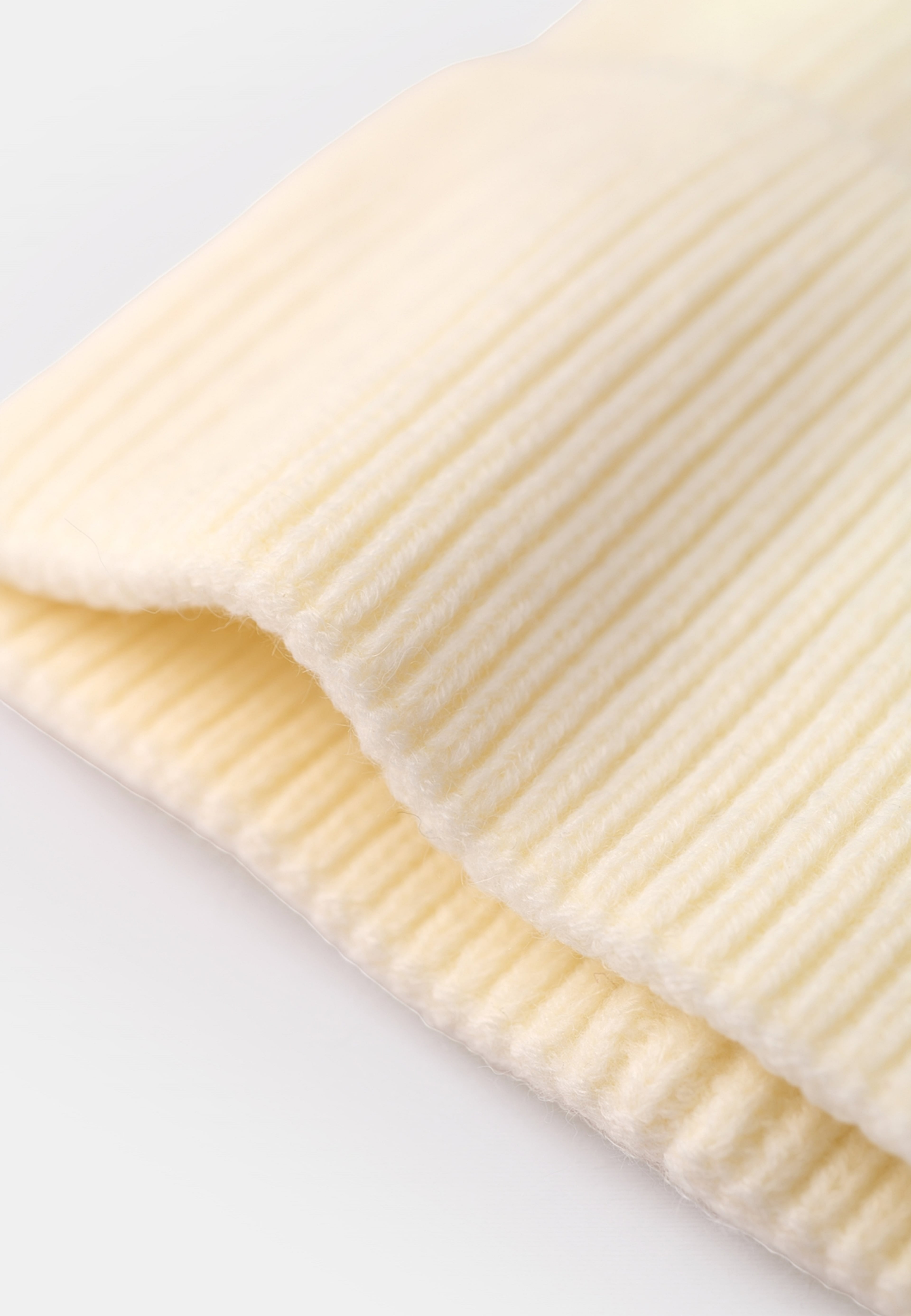 Mössa med rosett SAGA, från Å WOMAN, i färgen White. Klicka för att öppna bilden i stort format