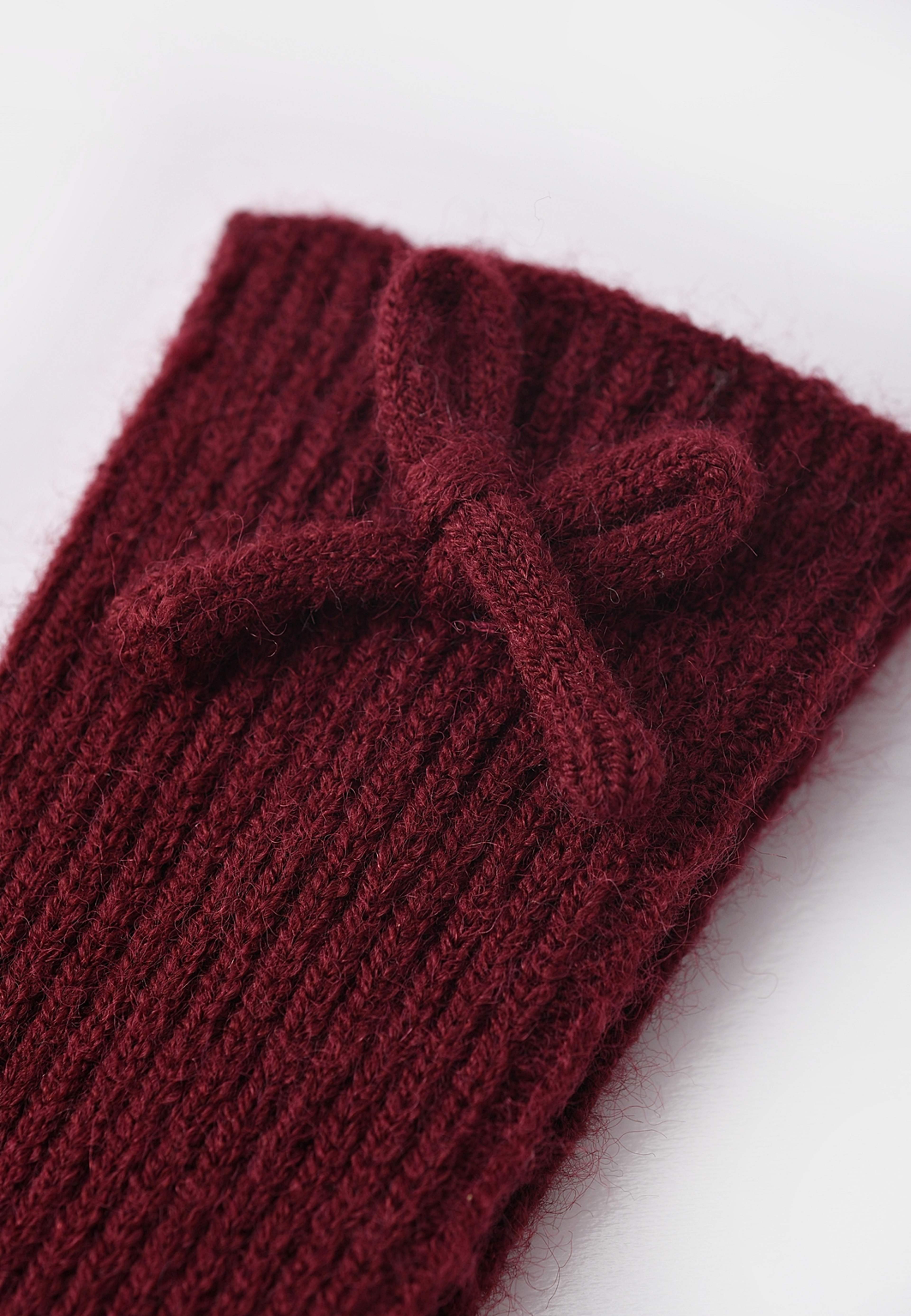 Fingervantar med rosett SAGA, från Å WOMAN, i färgen Wine Red. Klicka för att öppna bilden i stort format