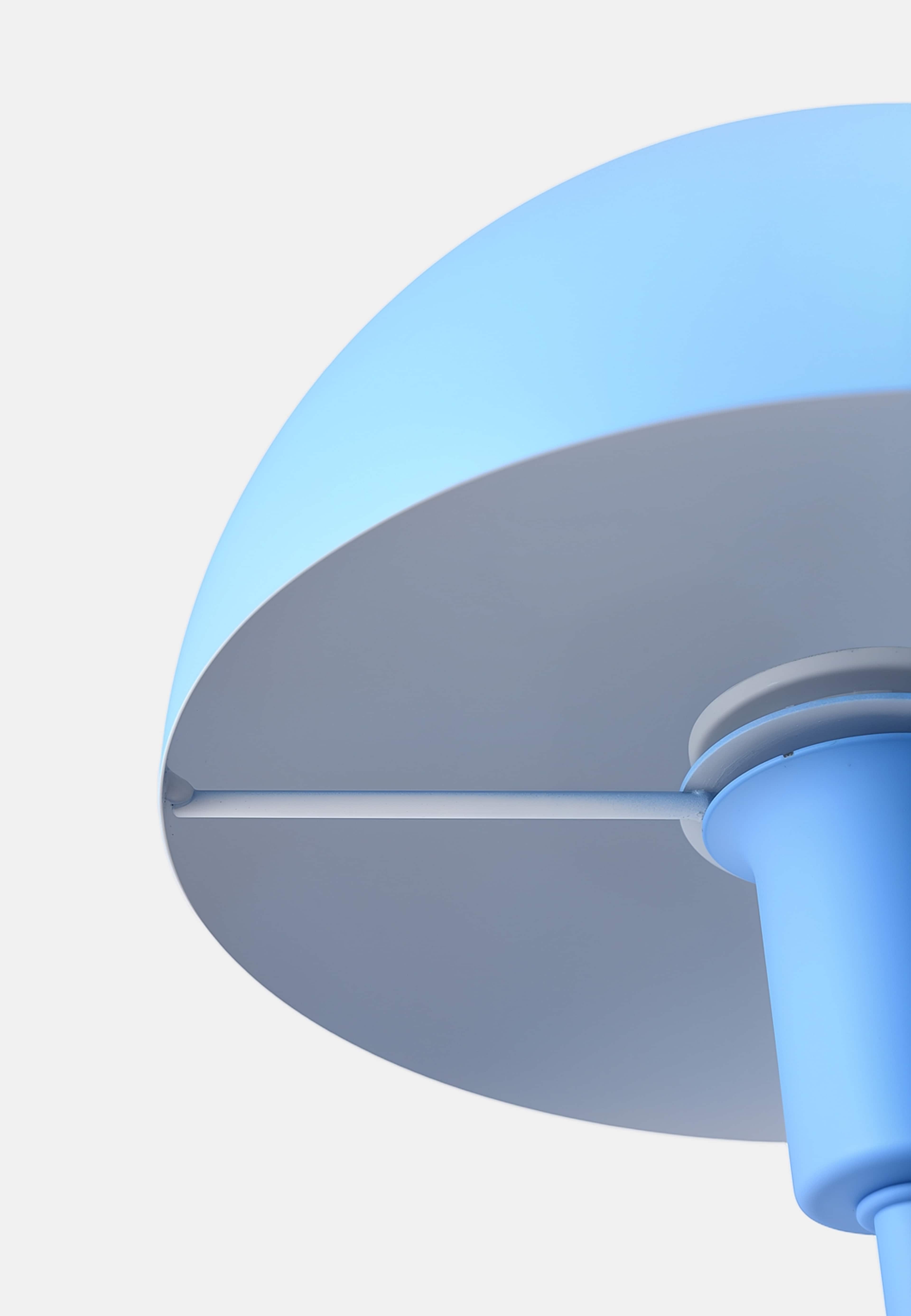 Bordslampa i metall LUNA, från Åhléns Home, i färgen Lt Blue. Klicka för att öppna bilden i stort format