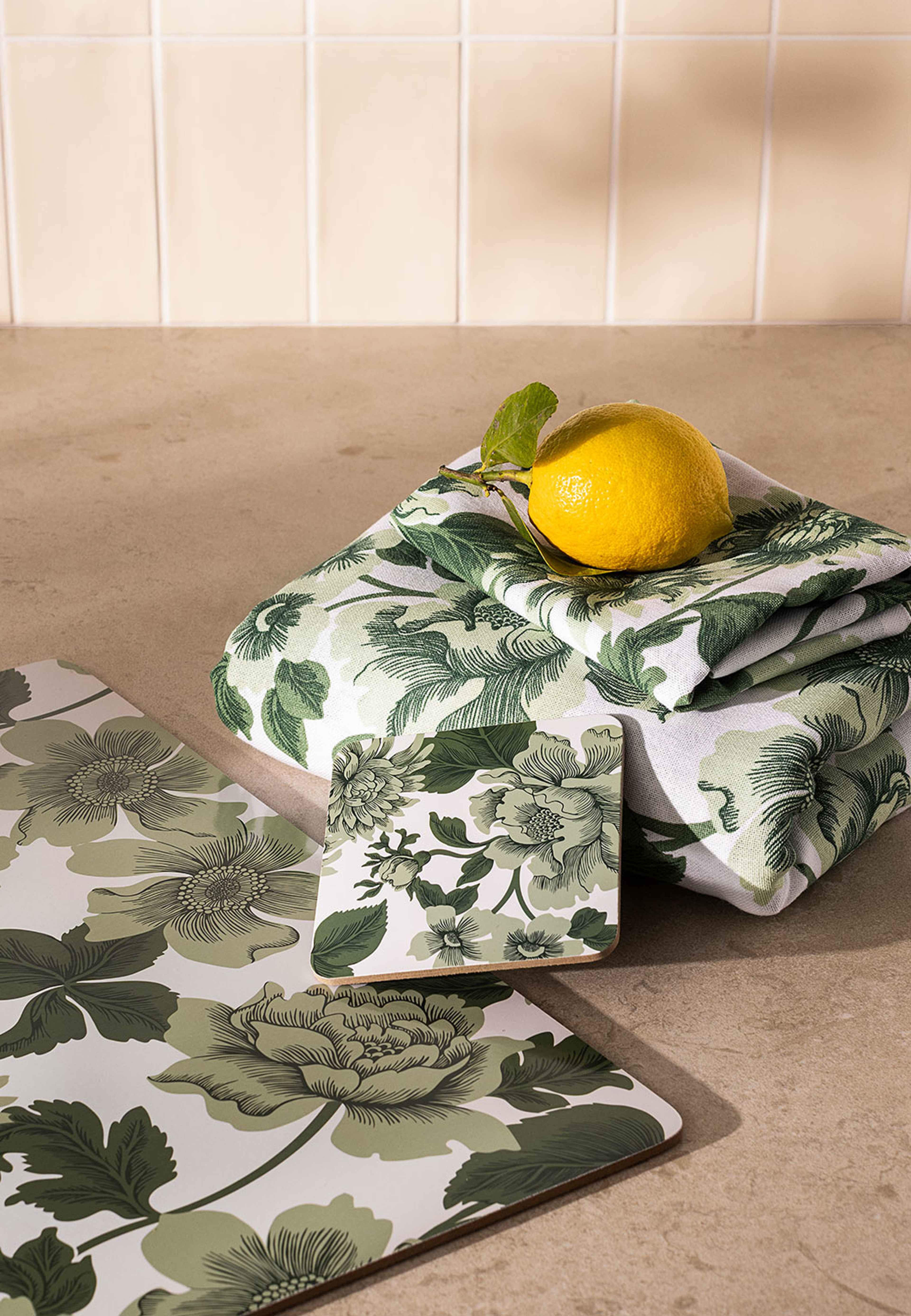 Bordsduk EDEN 145x250 cm, från Åhléns Home, i färgen Green. Klicka för att öppna bilden i stort format