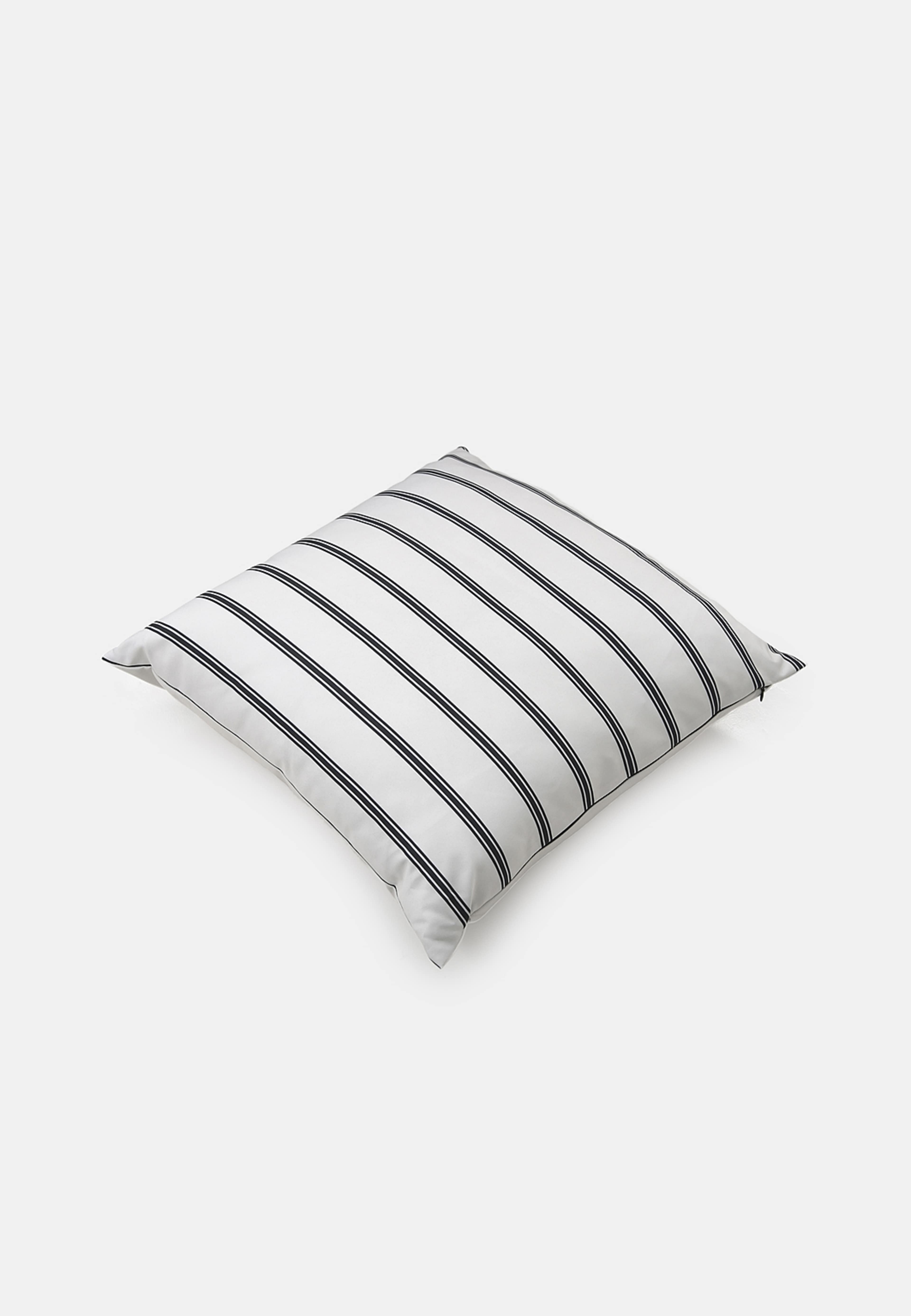 Kudde för utomhusbruk 50x50 cm, från Åhléns Home, i färgen Off White/Dk Grey. Klicka för att öppna bilden i stort format