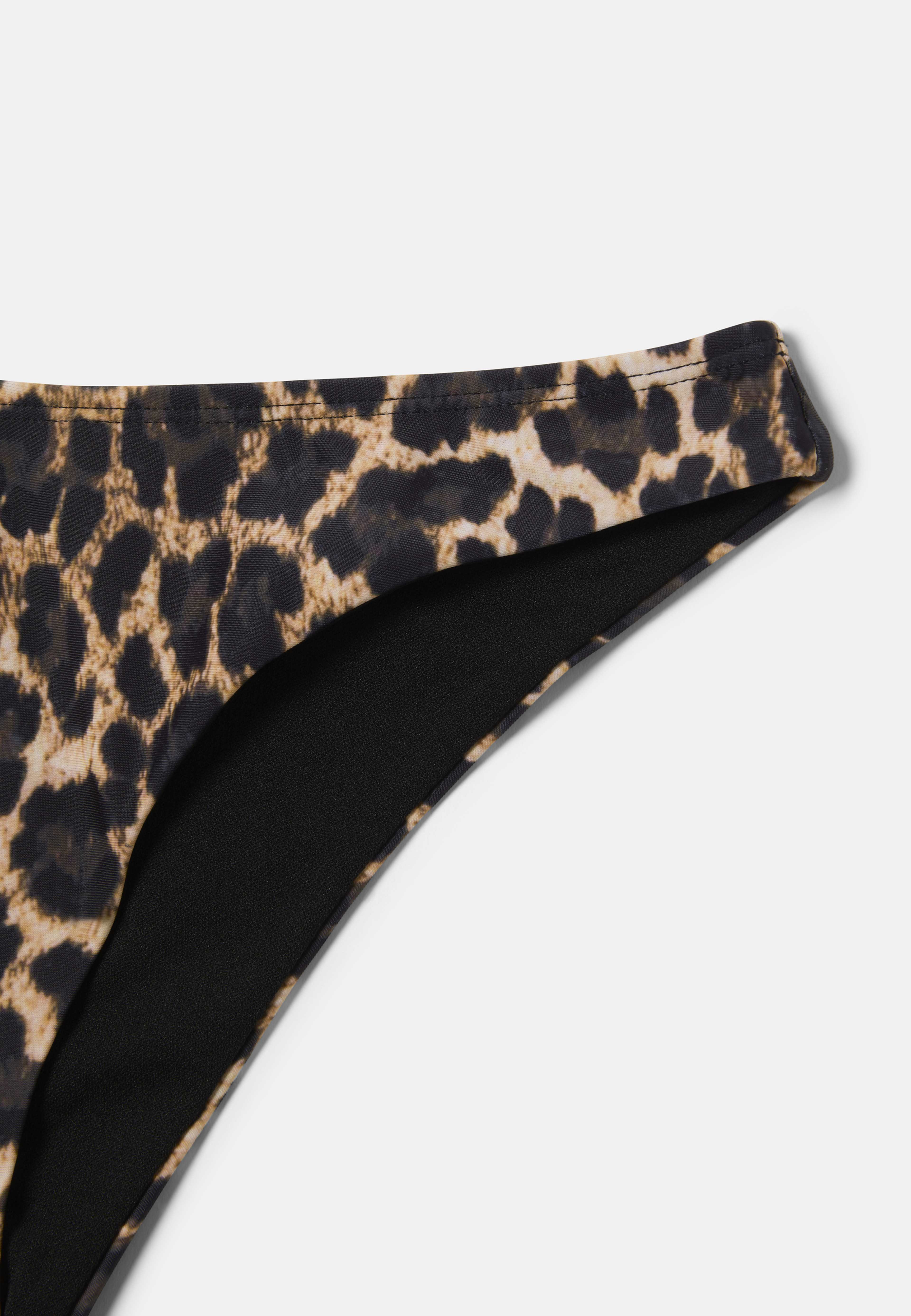 Bikinitrosa slip EMMY, från Å WOMAN, i färgen Leo. Klicka för att öppna bilden i stort format