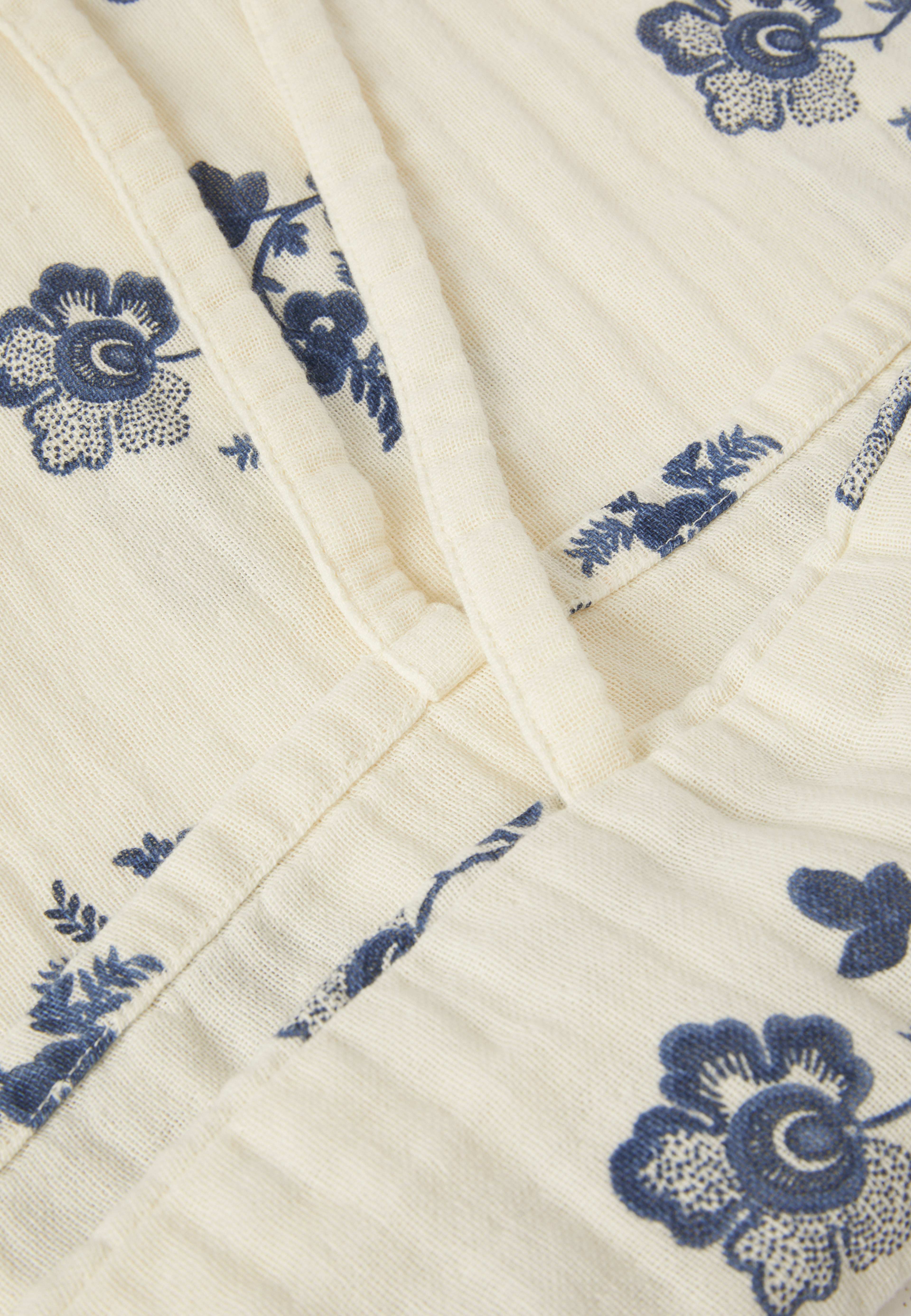 Mönstrat kuddfodral i muslin 50x50 cm, från PORTOLINO LIVING, i färgen Off White/Blue. Klicka för att öppna bilden i stort format