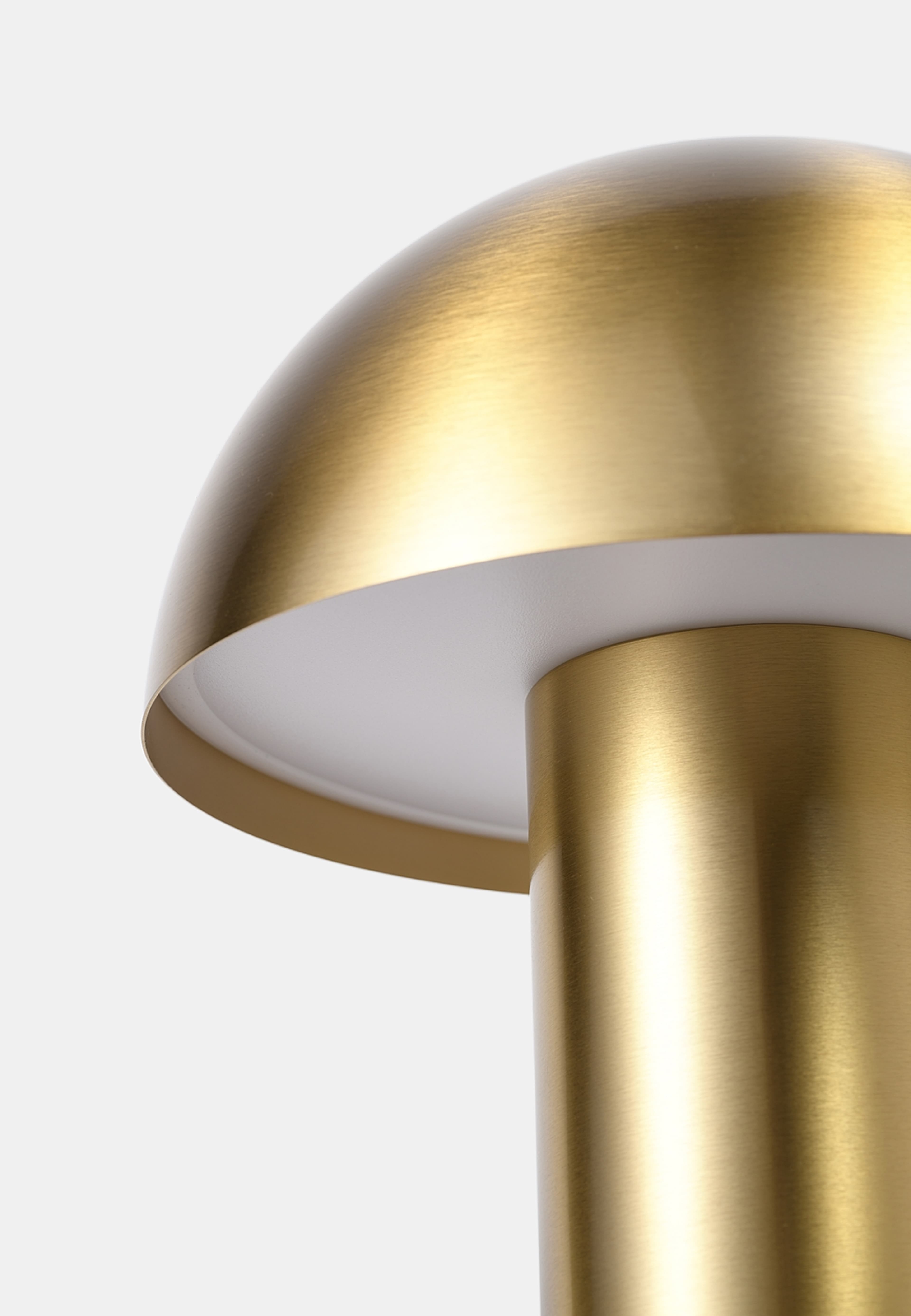 Uppladdningsbar bordslampa DONNA, från Åhléns Home, i färgen Gold. Klicka för att öppna bilden i stort format