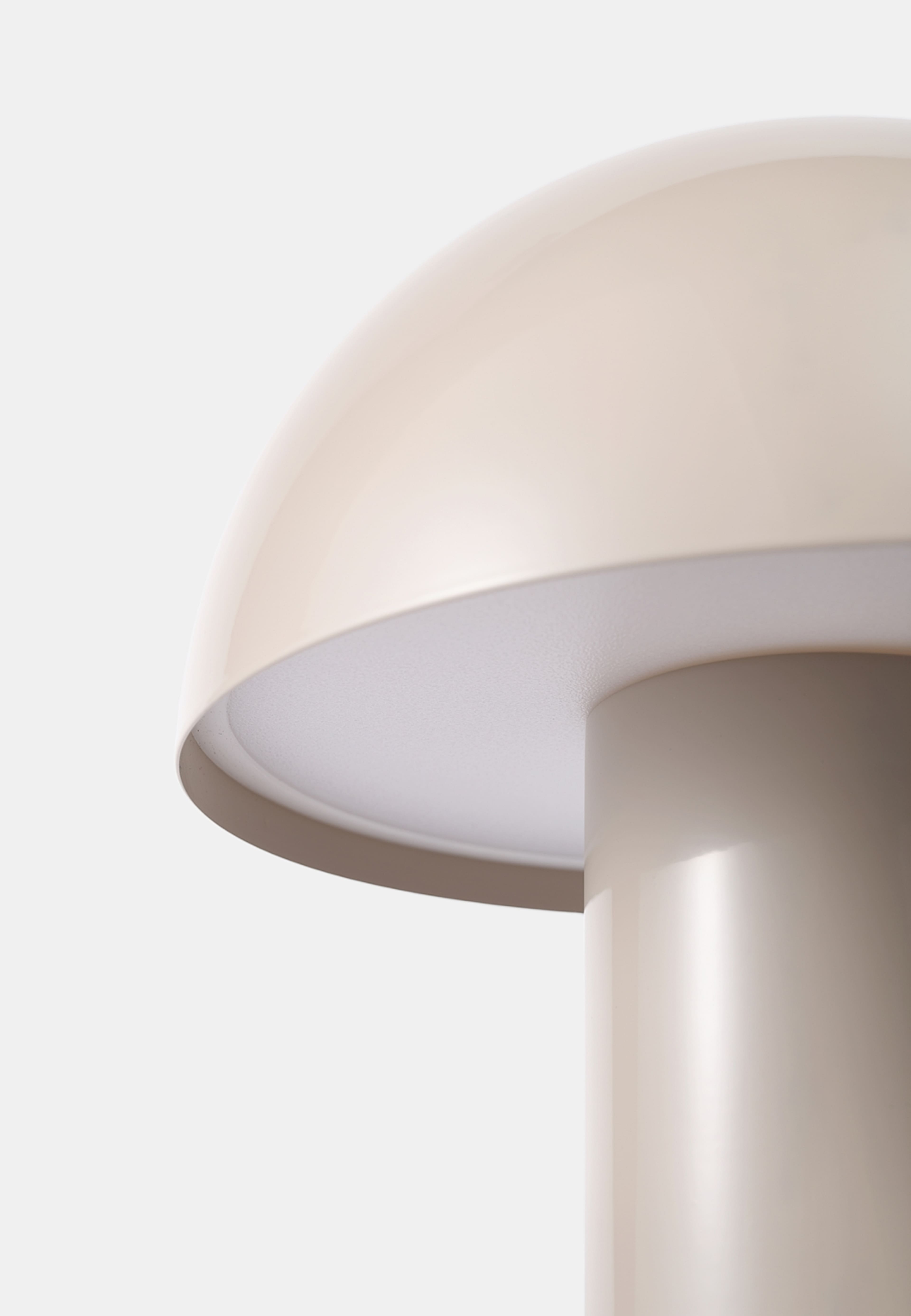 Uppladdningsbar bordslampa DONNA, från Åhléns Home, i färgen Beige. Klicka för att öppna bilden i stort format