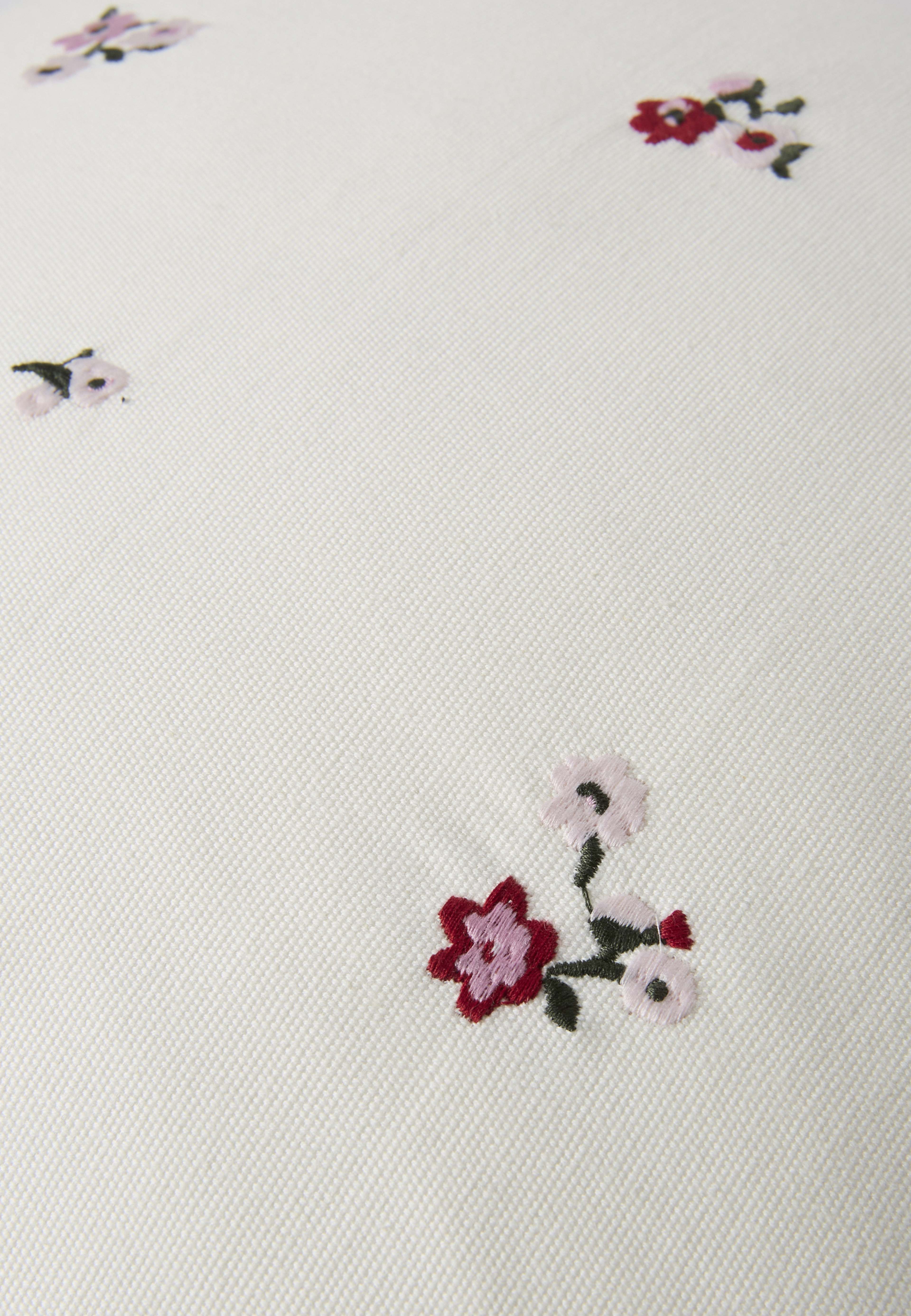 Kuddfodral RUBY 50x50 cm, från Åhléns Home, i färgen Off White. Klicka för att öppna bilden i stort format