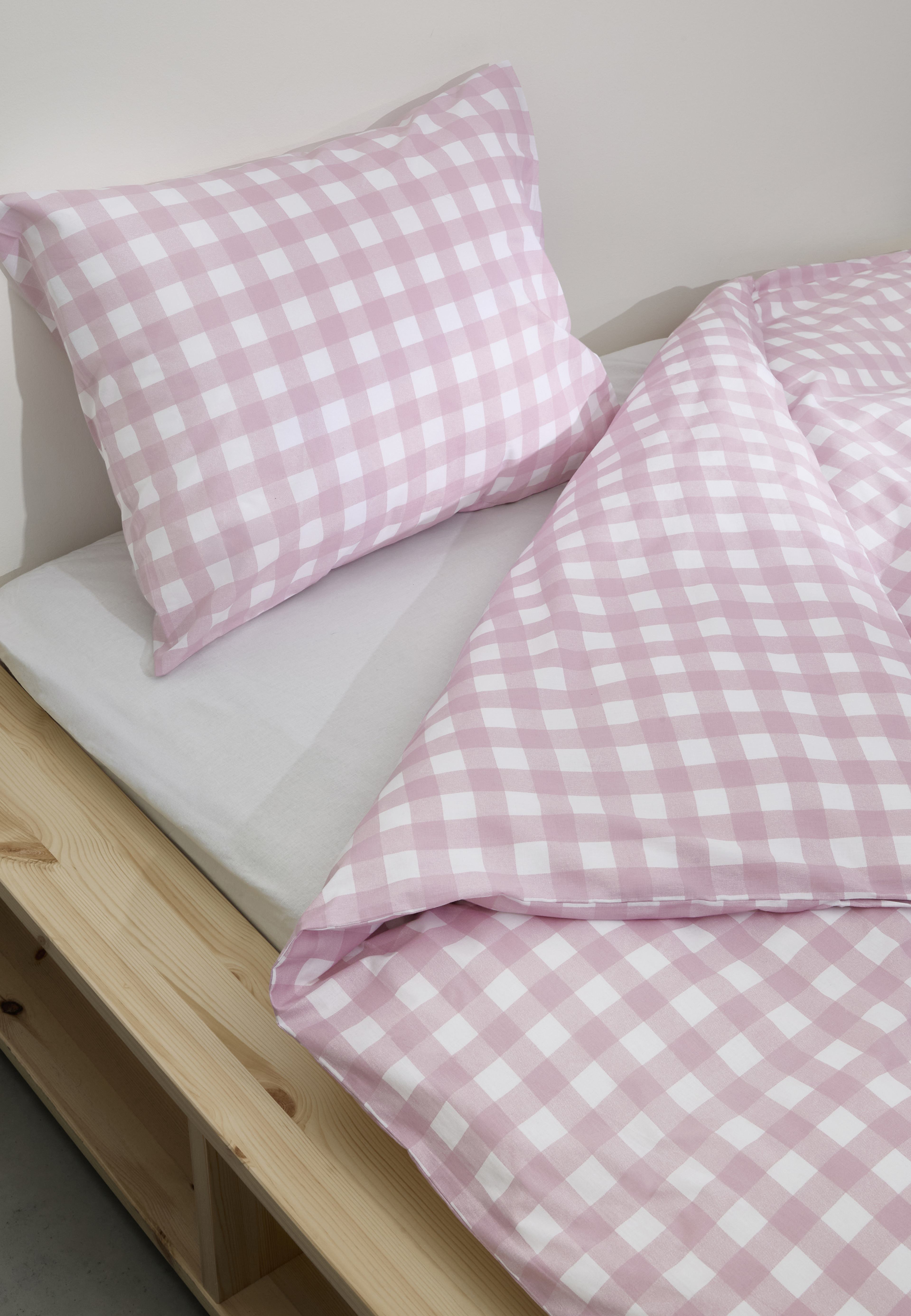 Bäddset GINGHAM 150x210 cm, från Åhléns Home, i färgen Off White/Light Pink. Klicka för att öppna bilden i stort format