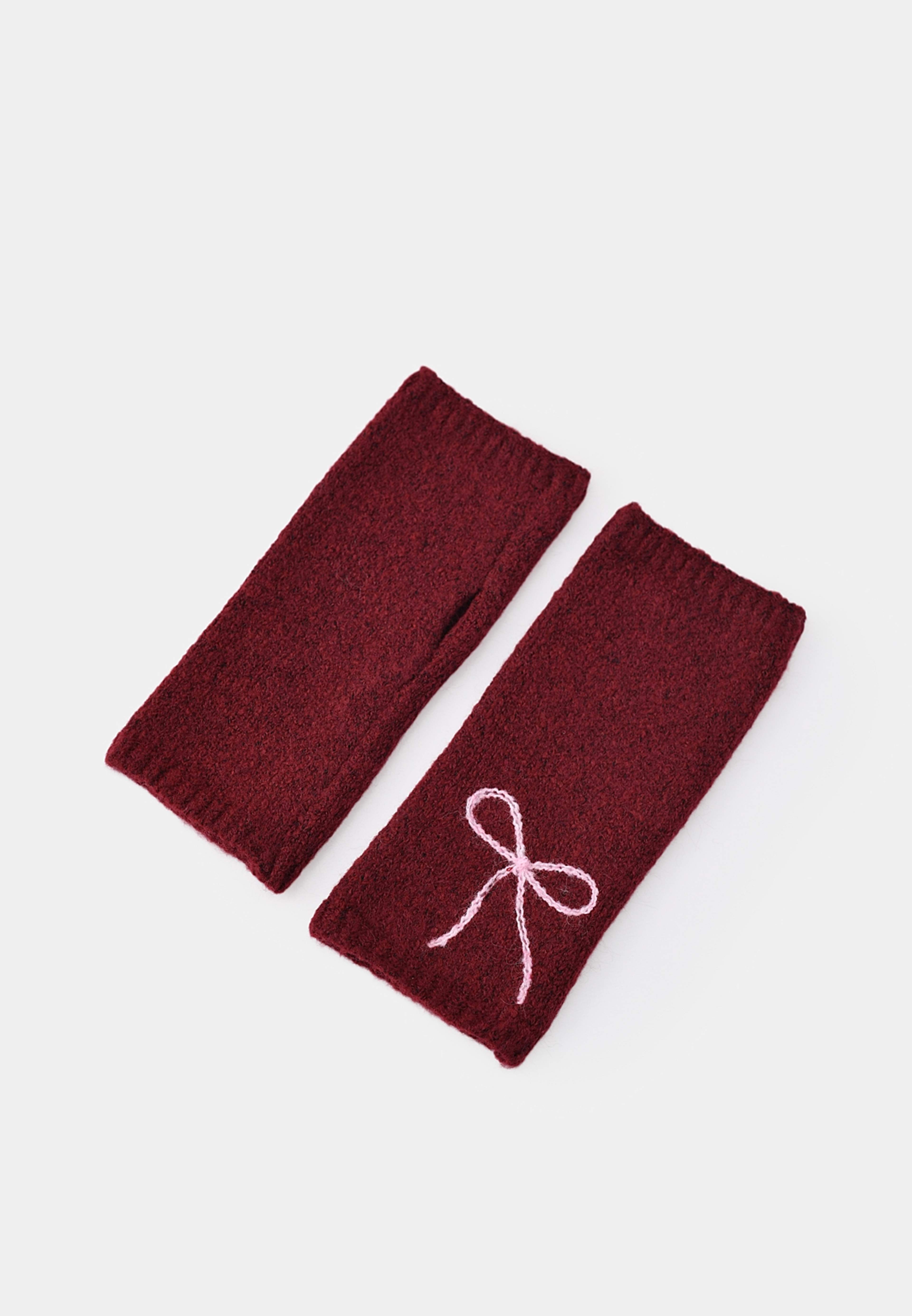 Handledsvärmare BEA, från Carin Wester, i färgen Wine Red. Klicka för att öppna bilden i stort format