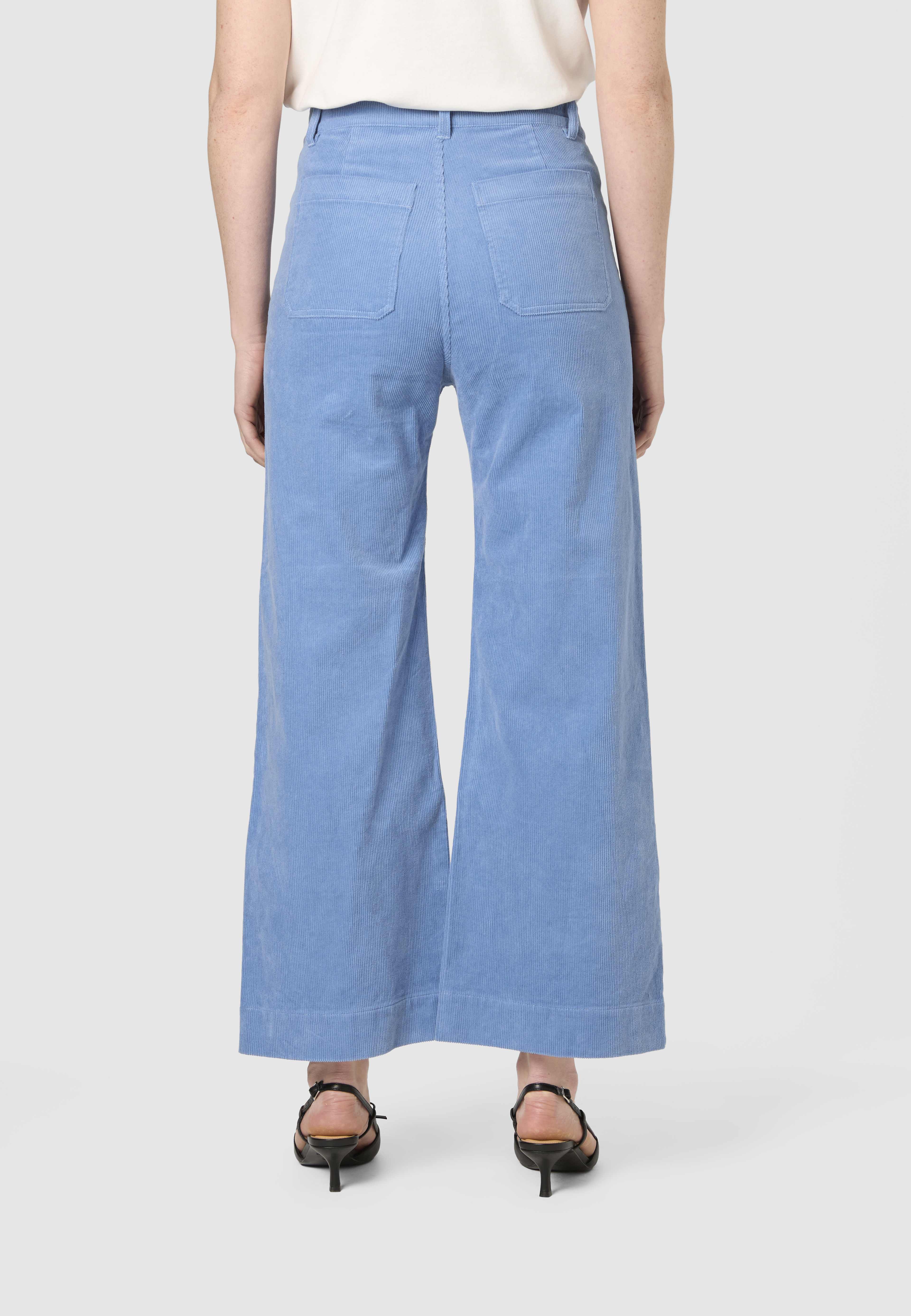 Croppade manchesterbyxor med hög midja INE, från Carin Wester, i färgen Light Blue. Klicka för att öppna bilden i stort format