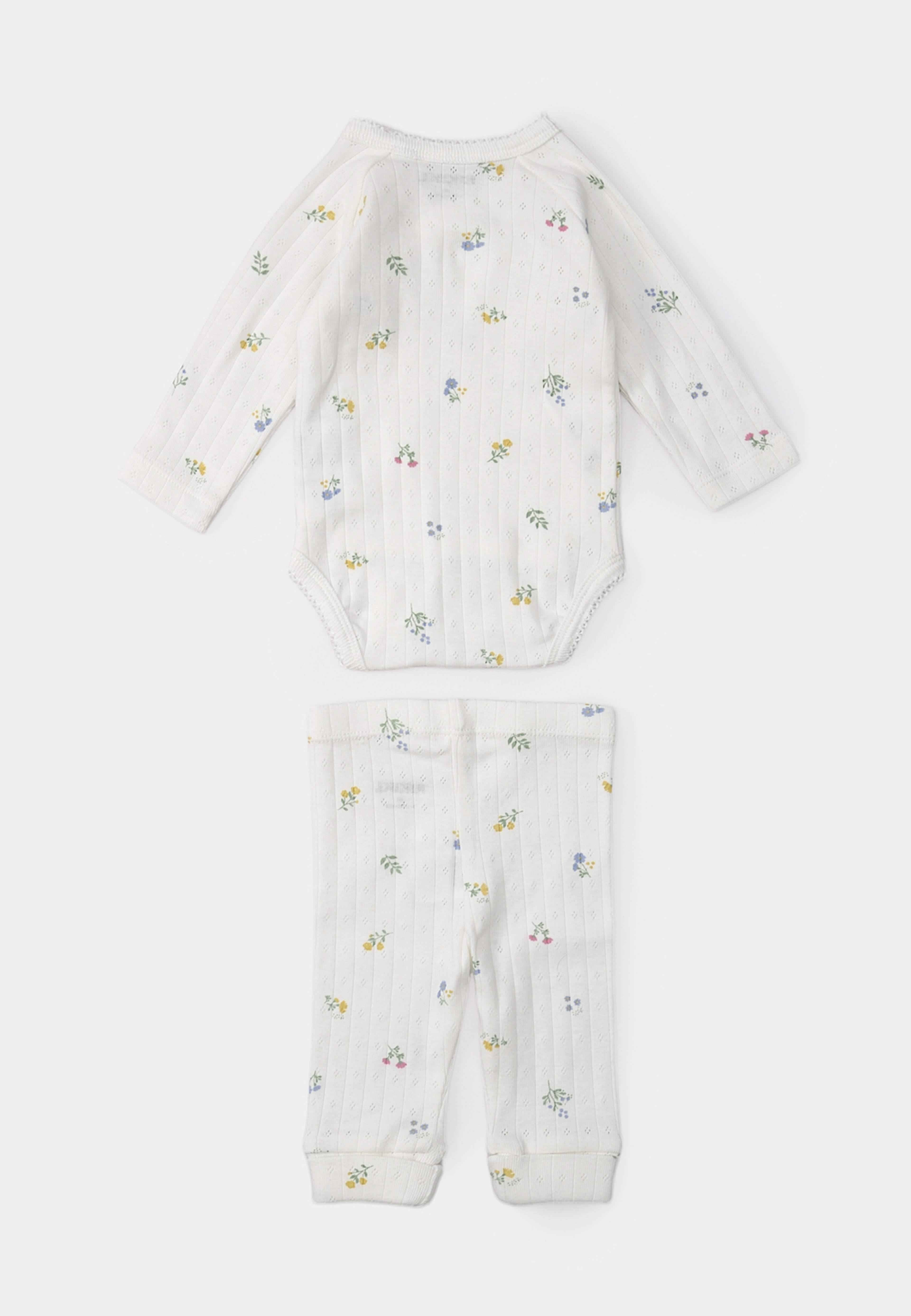 Set i pointelle LINN, från RIKIKI, i färgen Flower. Klicka för att öppna bilden i stort format