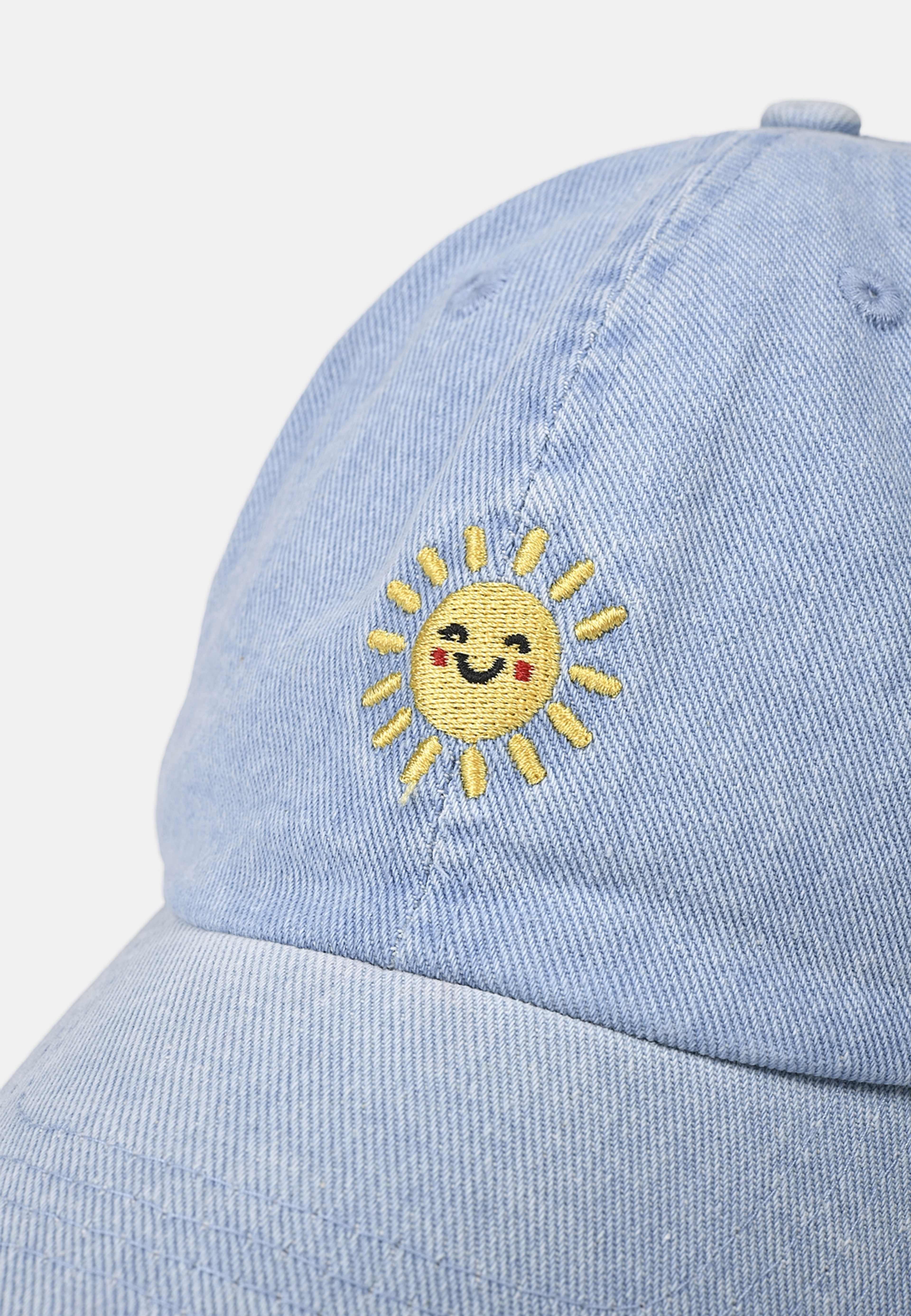 Keps i denim BROOKLYN, från RIKIKI, i färgen Sun. Klicka för att öppna bilden i stort format