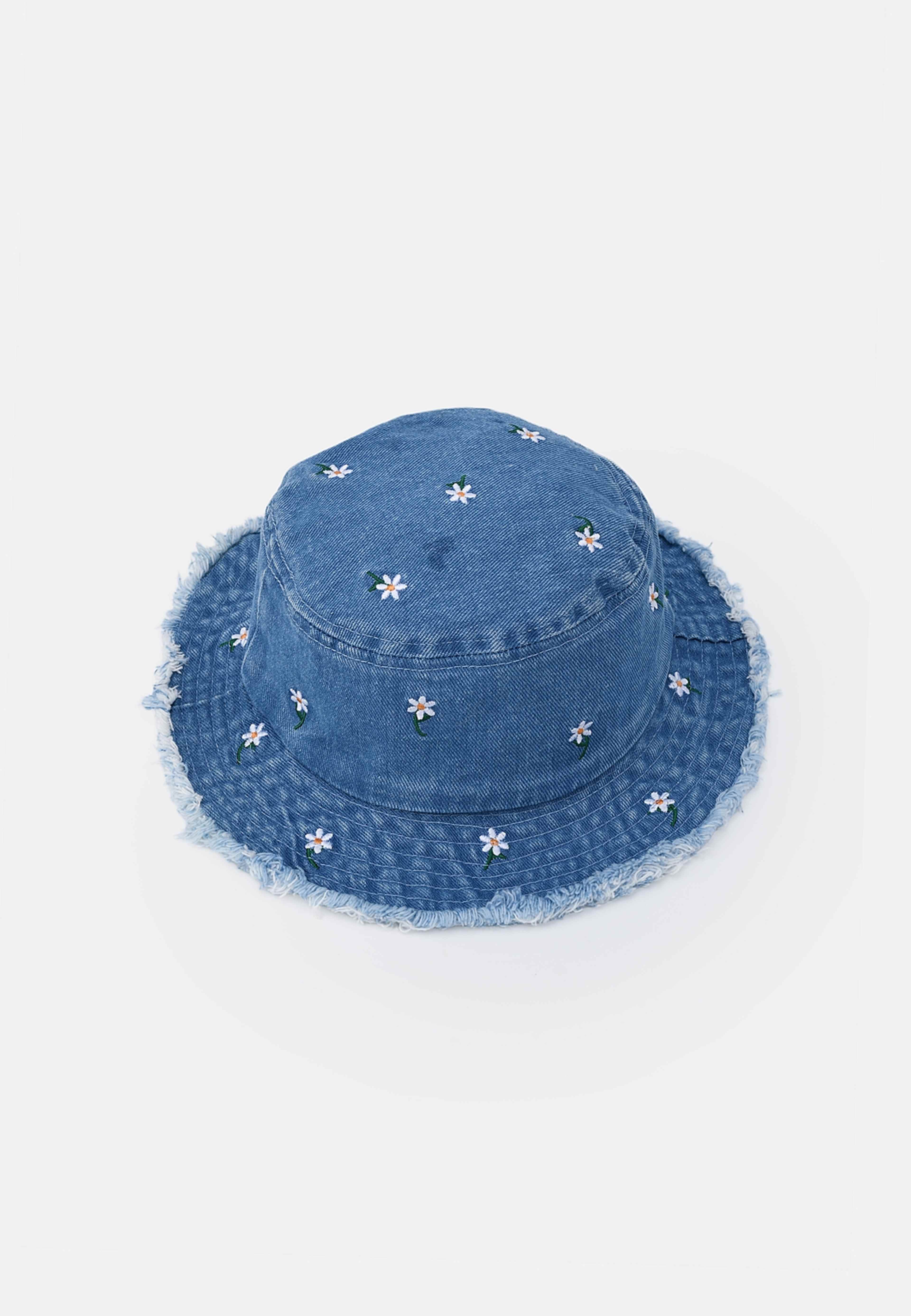 Denimhatt med broderi BILLIE, från RIKIKI, i färgen Flower. Klicka för att öppna bilden i stort format