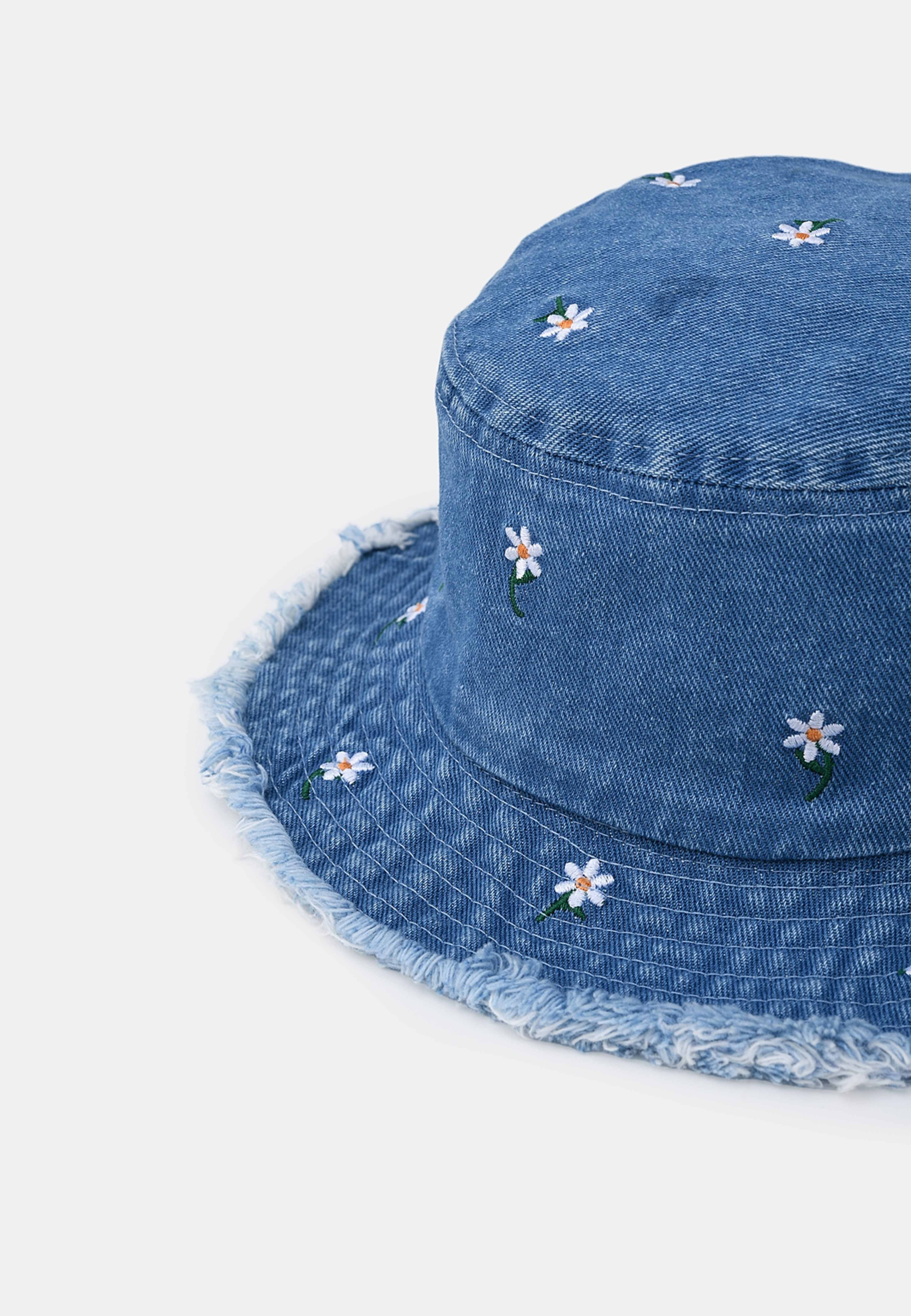 Denimhatt med broderi BILLIE, från RIKIKI, i färgen Flower. Klicka för att öppna bilden i stort format