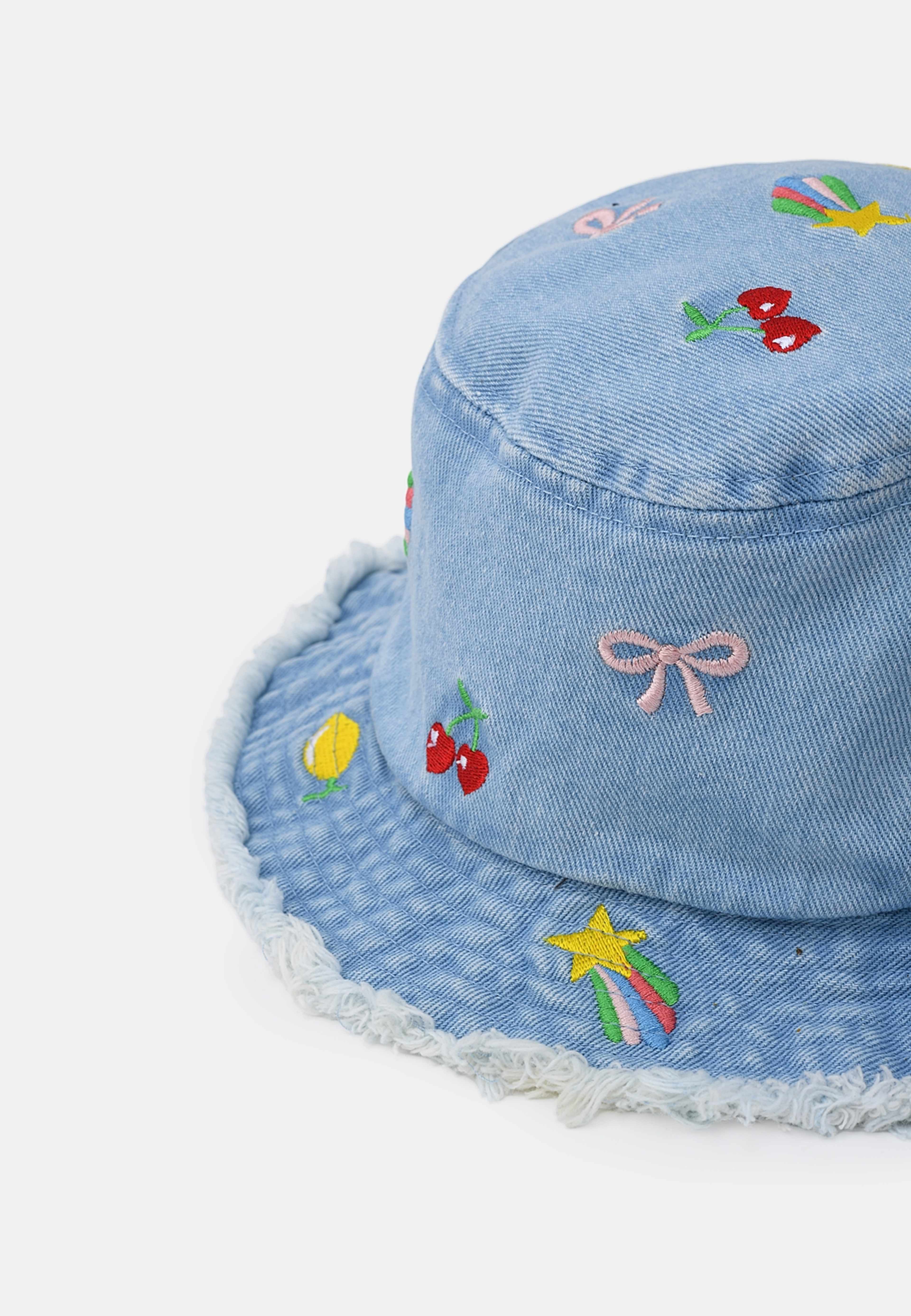 Denimhatt med broderi BILLIE, från RIKIKI, i färgen Multi. Klicka för att öppna bilden i stort format