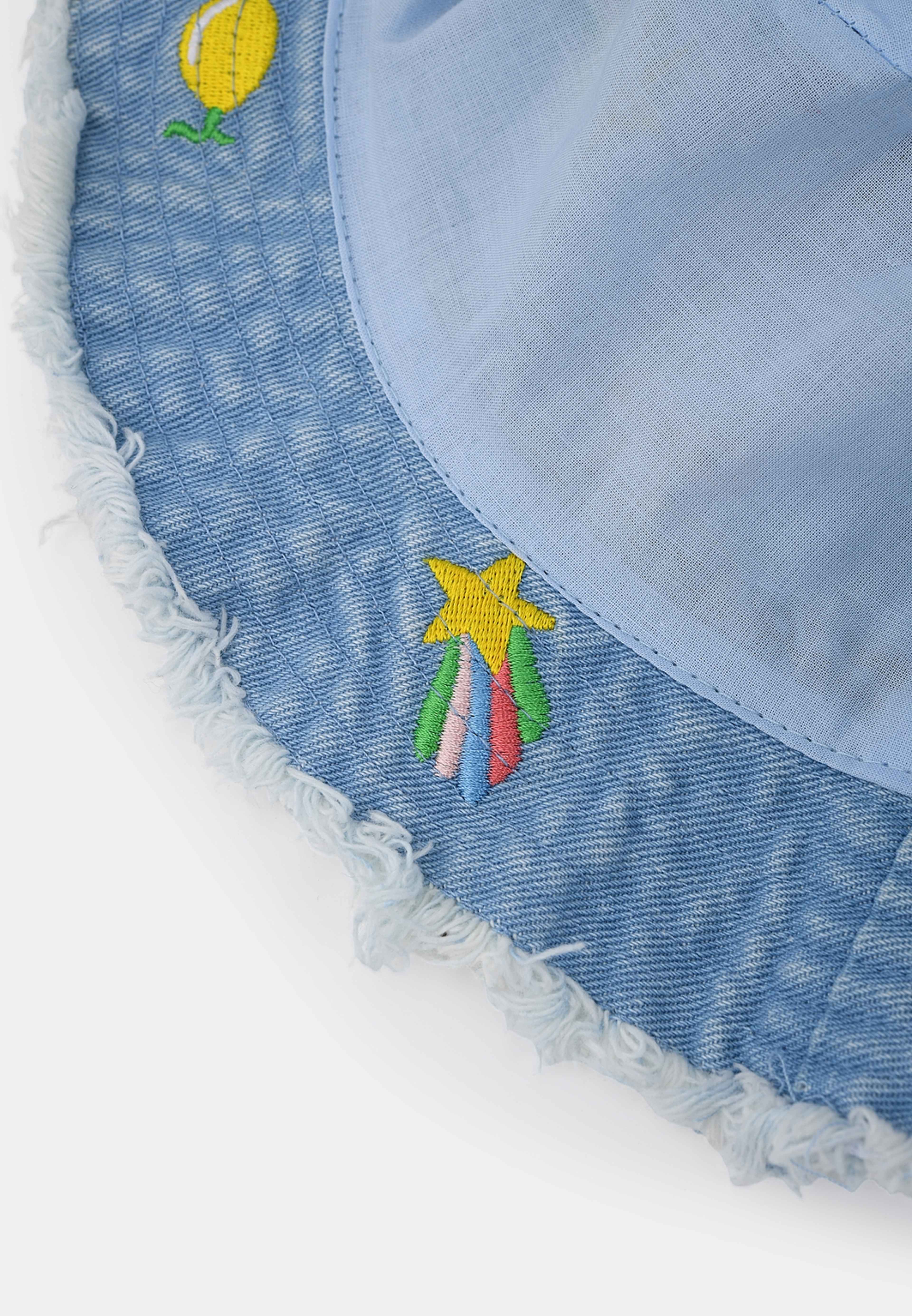 Denimhatt med broderi BILLIE, från RIKIKI, i färgen Multi. Klicka för att öppna bilden i stort format