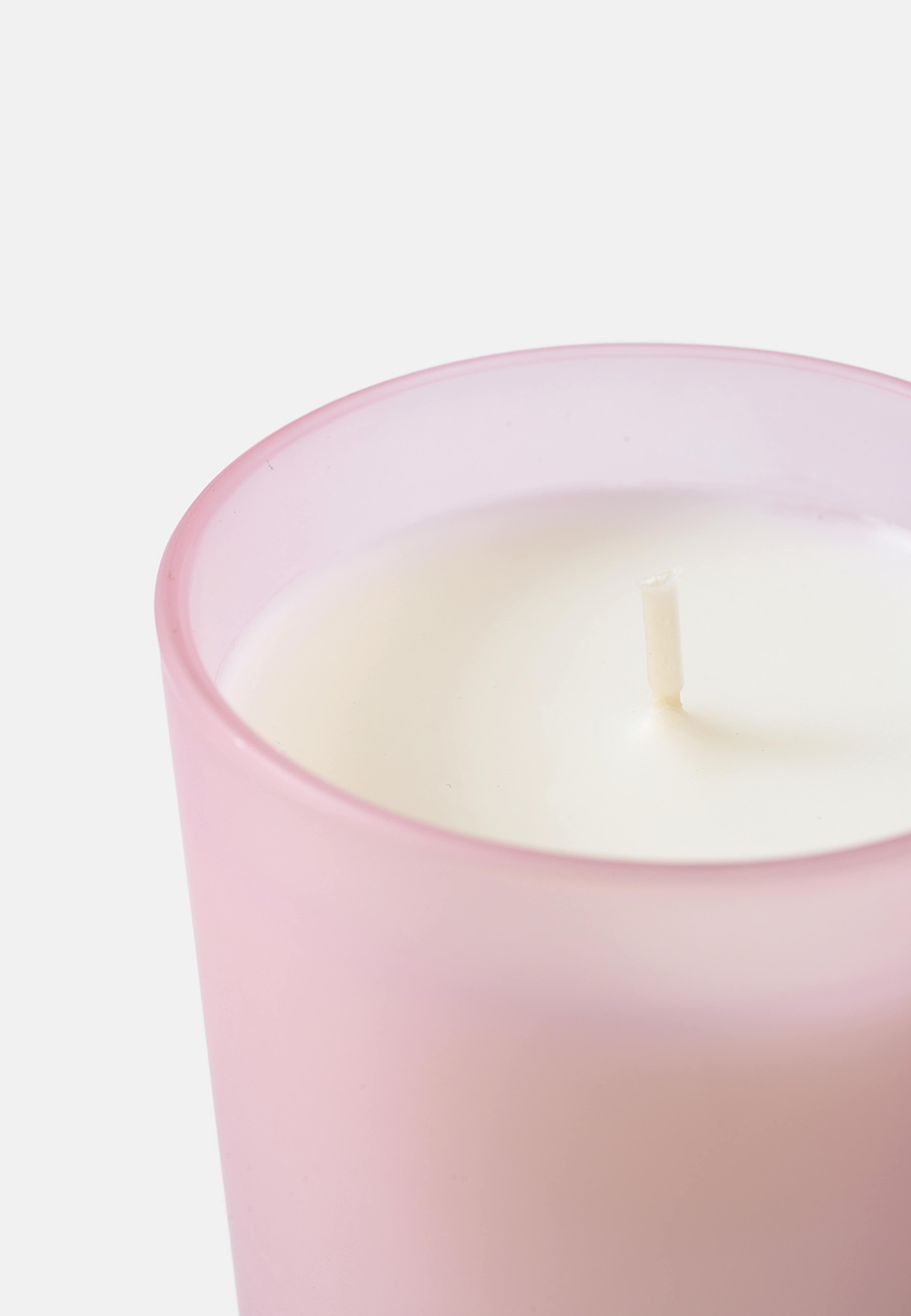 Doftljus i presentask AMOUR, från Åhléns Home, i färgen Pink. Klicka för att öppna bilden i stort format