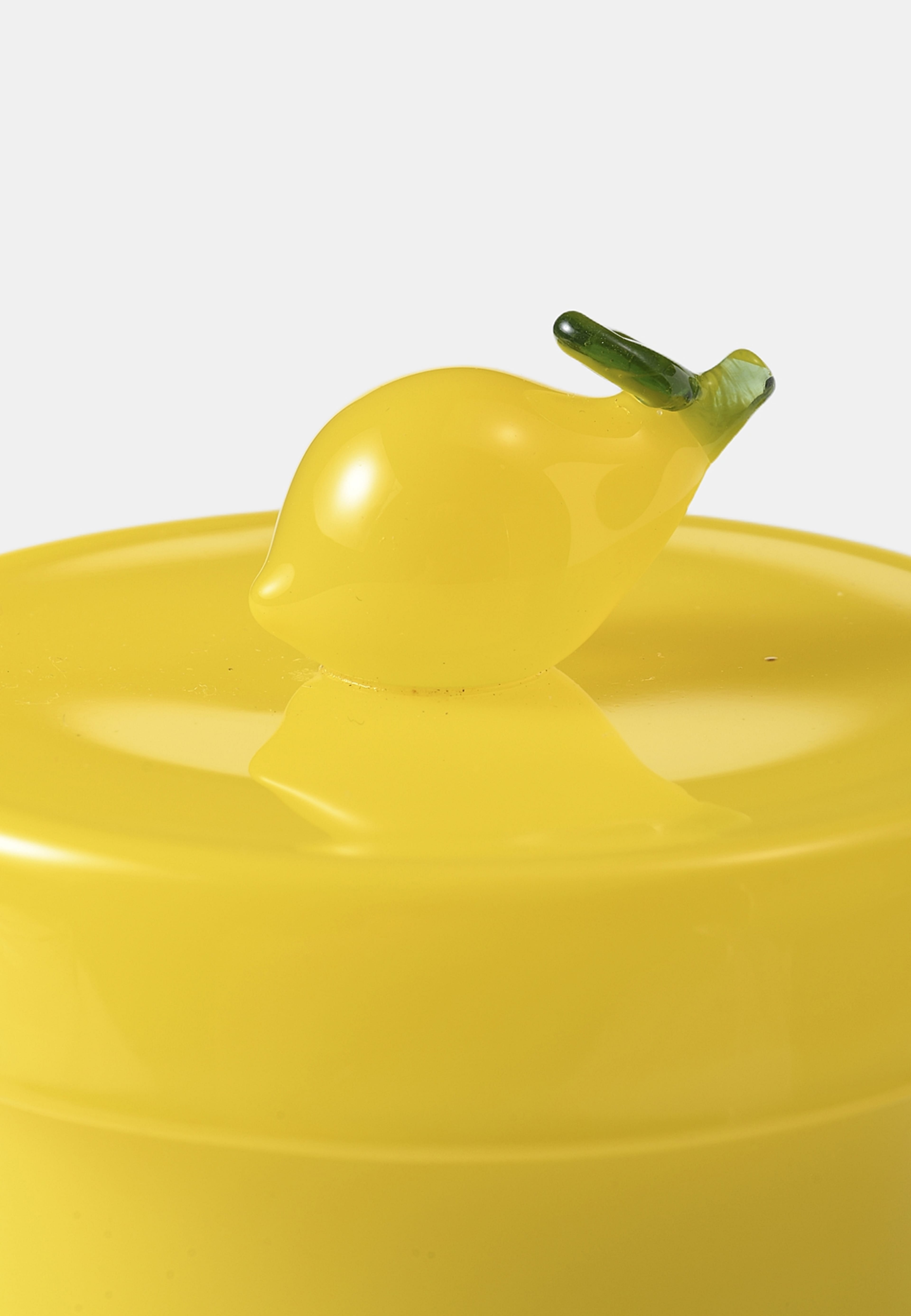 Doftljus FRUITY, från Åhléns Home, i färgen Yellow. Klicka för att öppna bilden i stort format