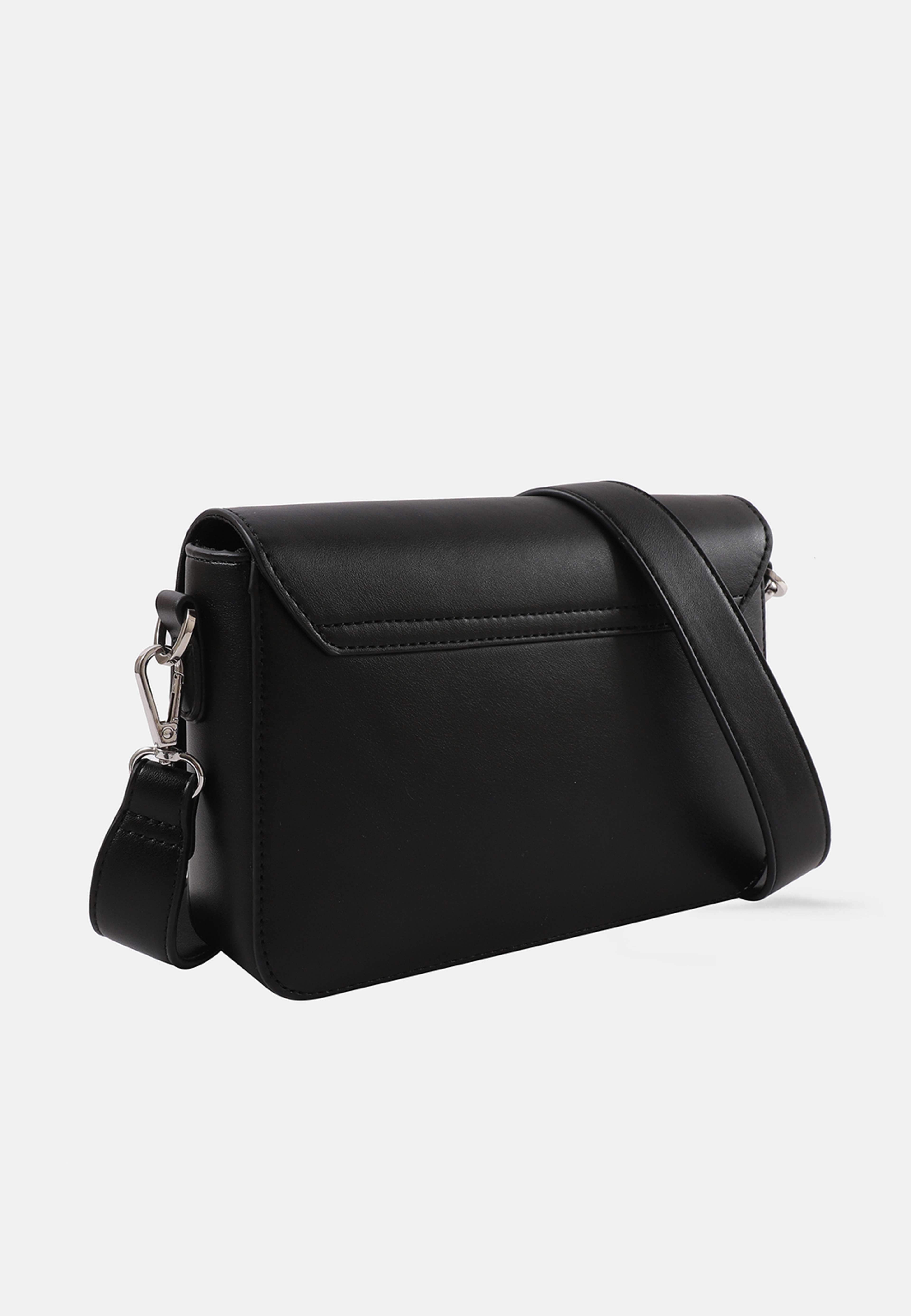 Stor crossbody CYNTHIA, från Carin Wester, i färgen Black. Klicka för att öppna bilden i stort format