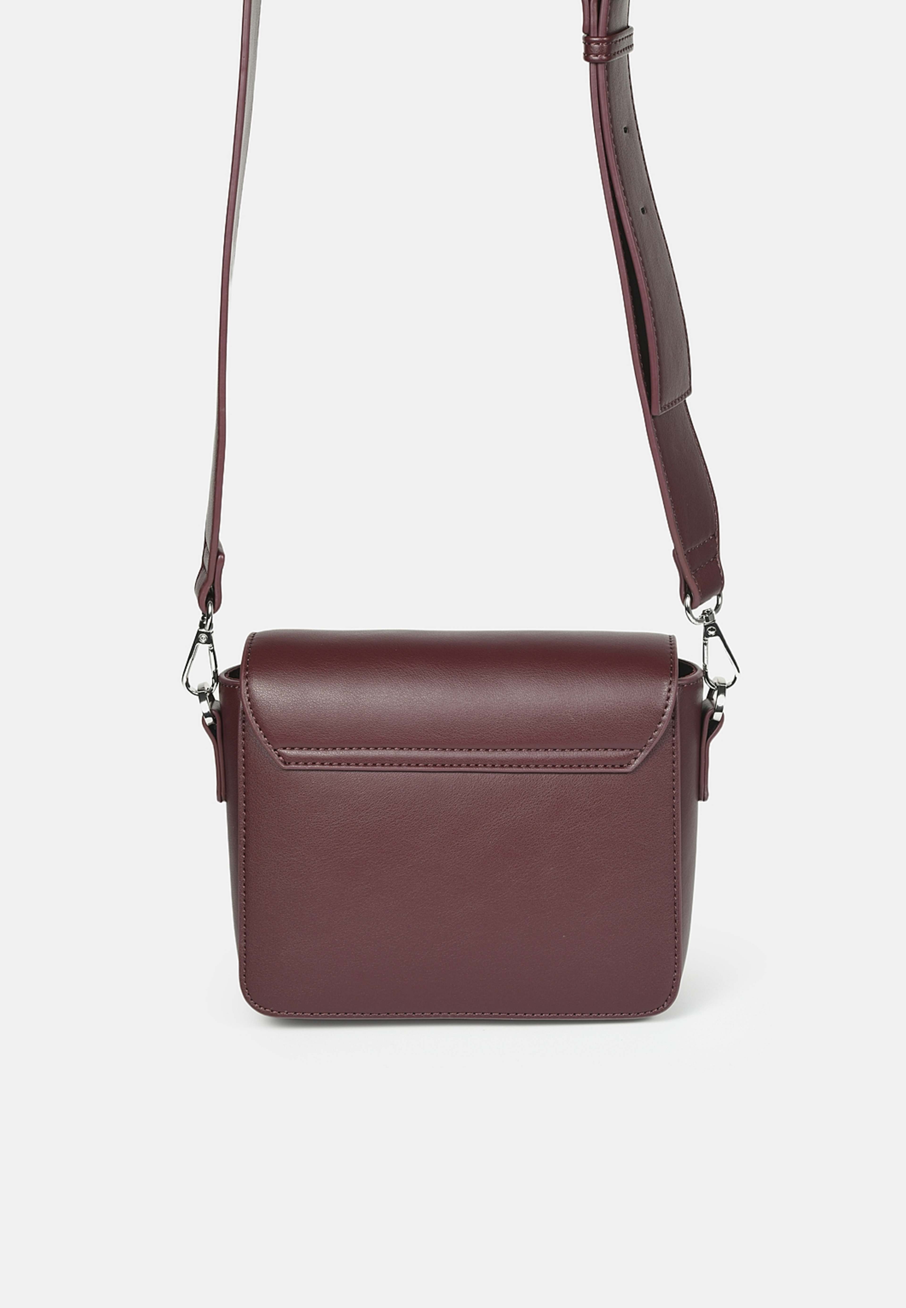 Crossbody CYNTHIA, från Carin Wester, i färgen Burgundy. Klicka för att öppna bilden i stort format