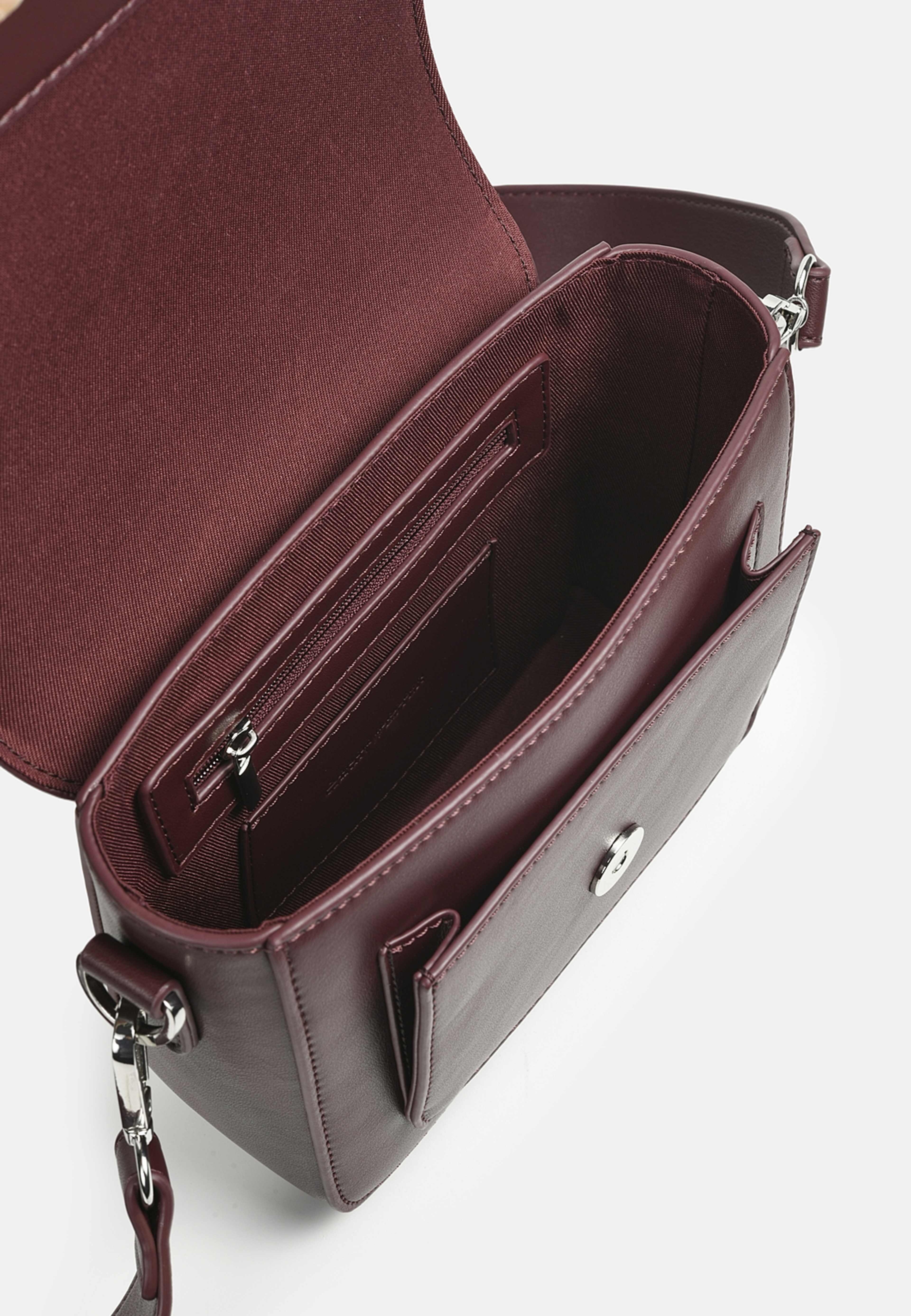 Crossbody CYNTHIA, från Carin Wester, i färgen Burgundy. Klicka för att öppna bilden i stort format