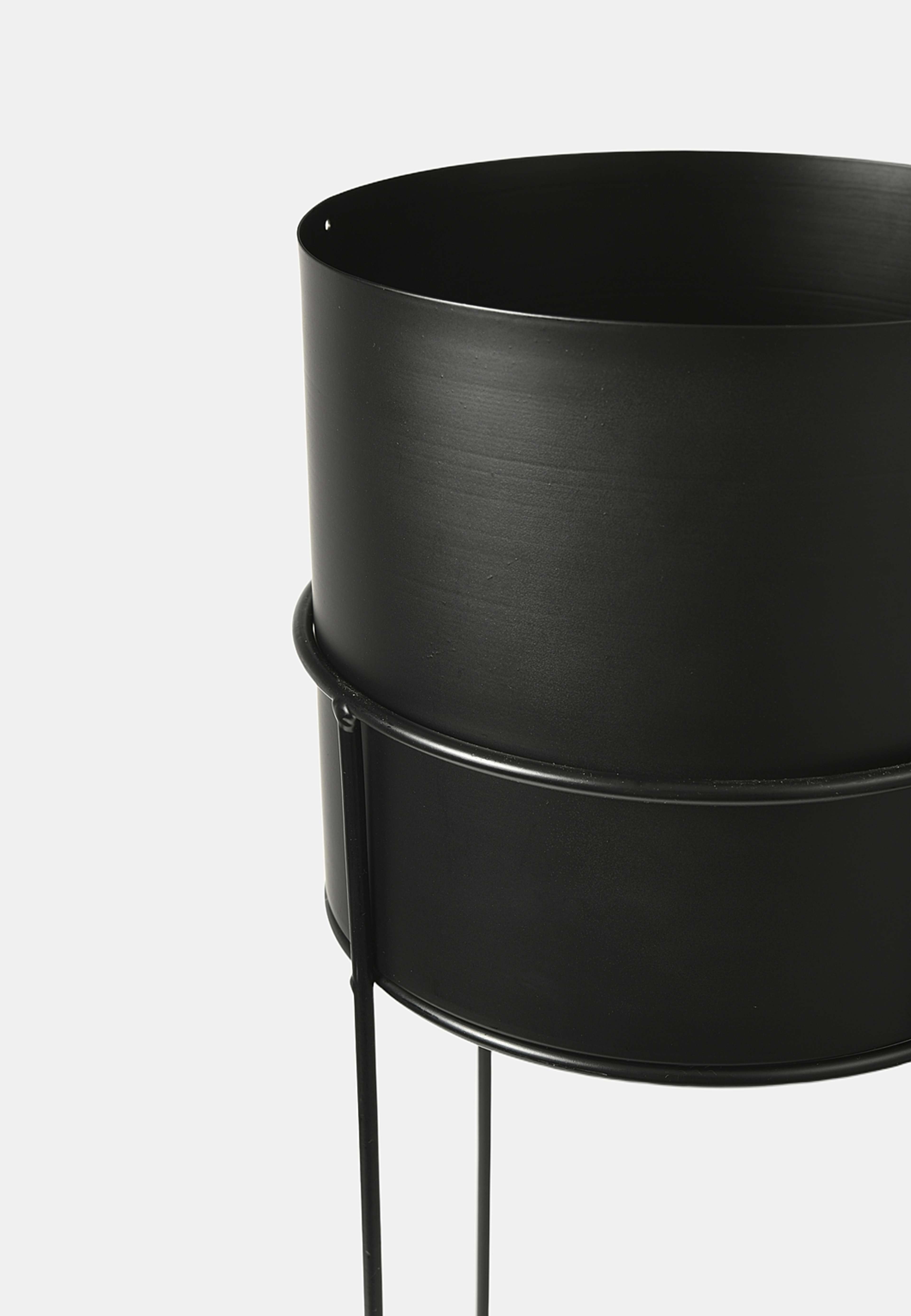 Blomkruka med ställning 55 cm, från Åhléns Home, i färgen Black. Klicka för att öppna bilden i stort format