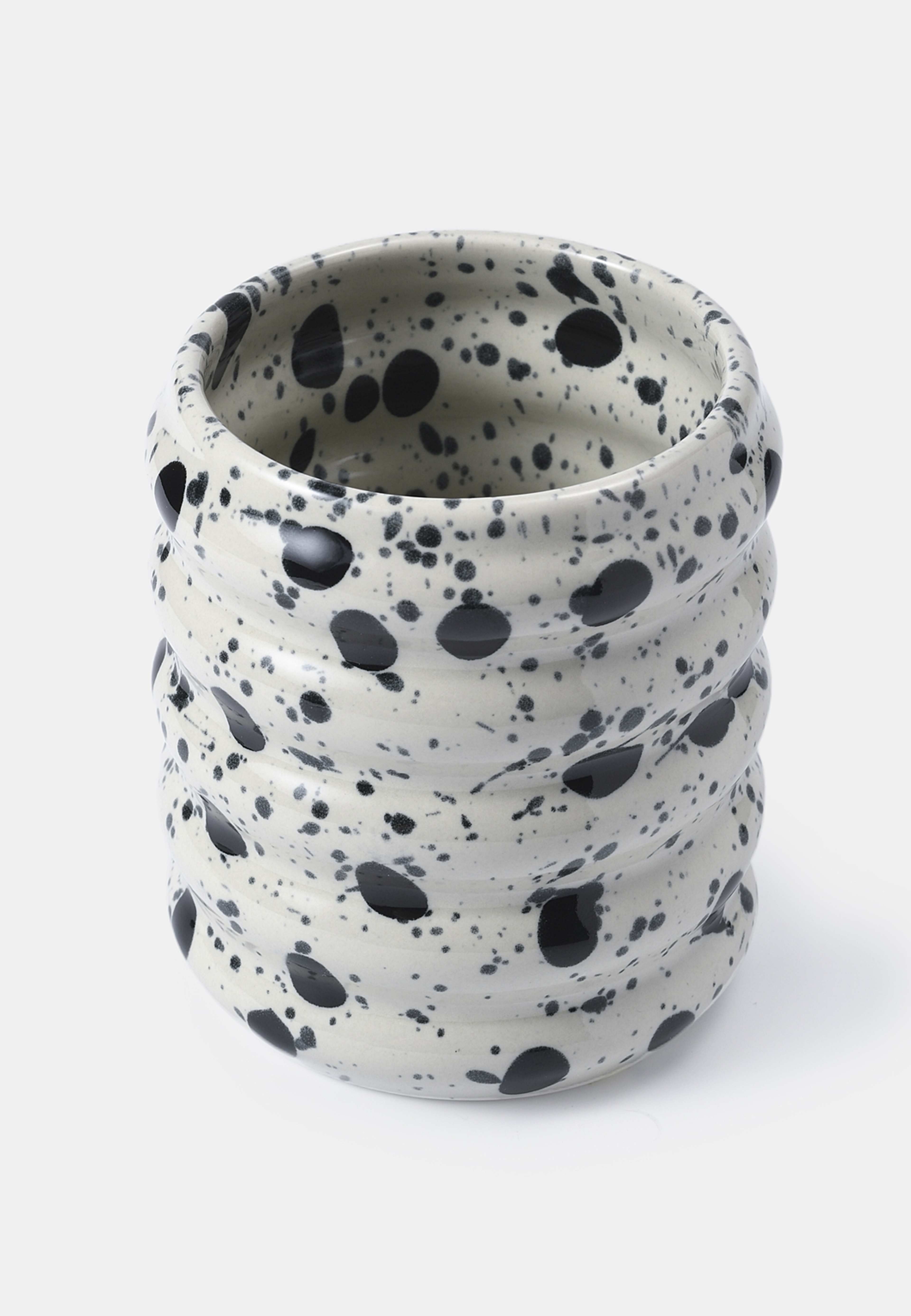 Mugg WAVY 35 cl, från Åhléns Home, i färgen White/ Black. Klicka för att öppna bilden i stort format