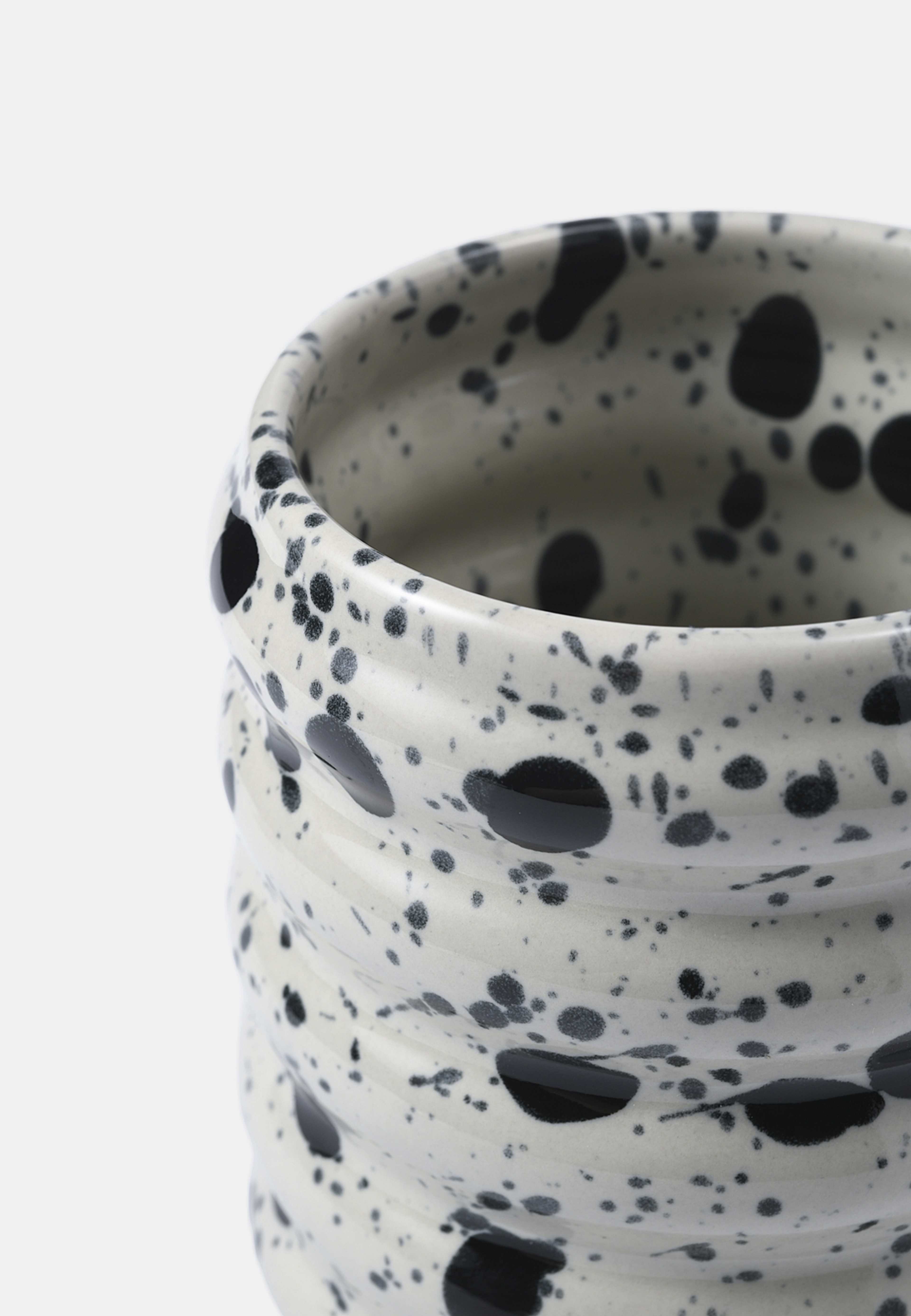 Mugg WAVY 35 cl, från Åhléns Home, i färgen White/ Black. Klicka för att öppna bilden i stort format