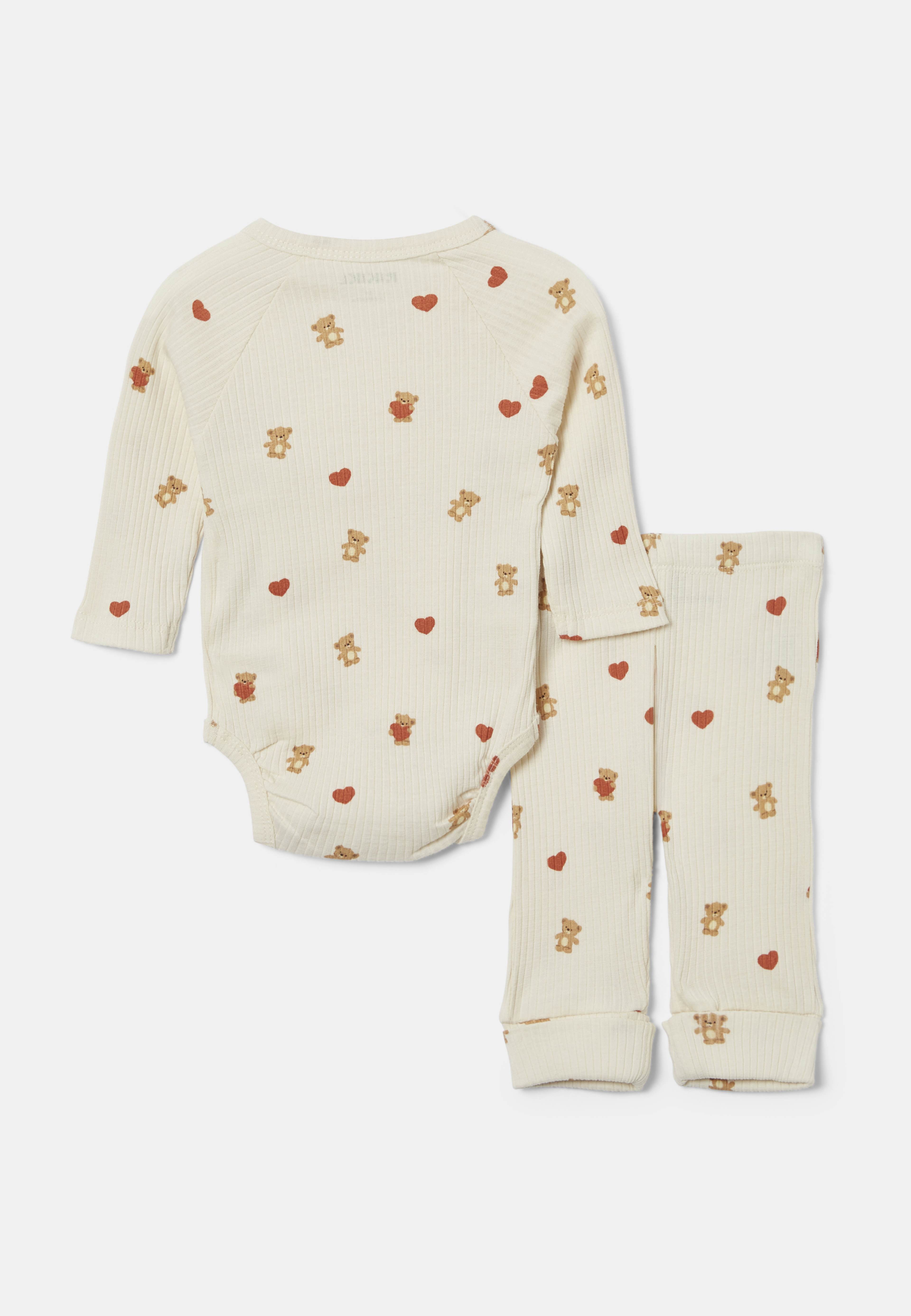 Ribbat set LOVE, från RIKIKI, i färgen Bearprint Aop. Klicka för att öppna bilden i stort format