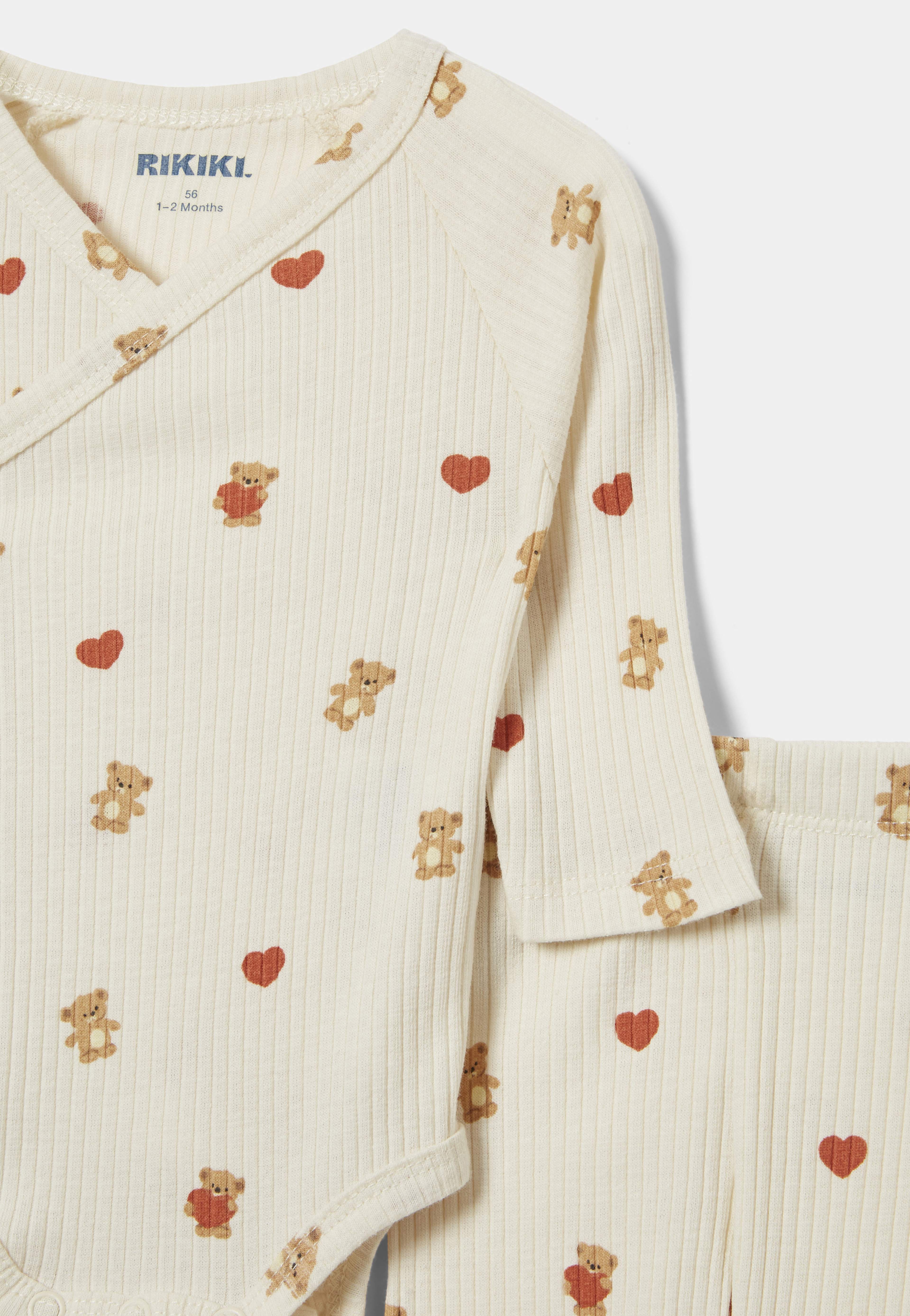 Ribbat set LOVE, från RIKIKI, i färgen Bearprint Aop. Klicka för att öppna bilden i stort format