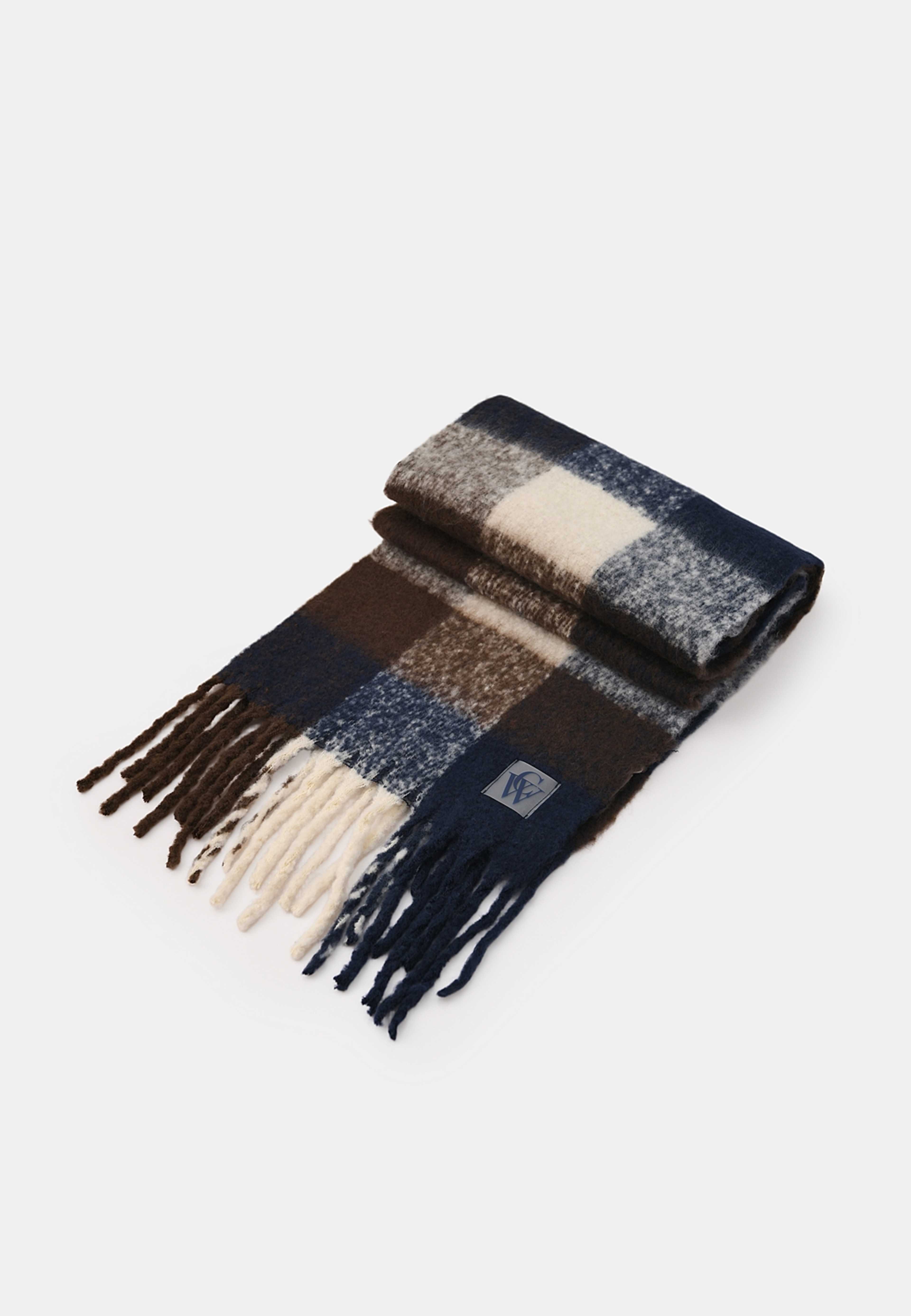 Stickad halsduk med fransar ADA, från Carin Wester, i färgen Beige Check. Klicka för att öppna bilden i stort format