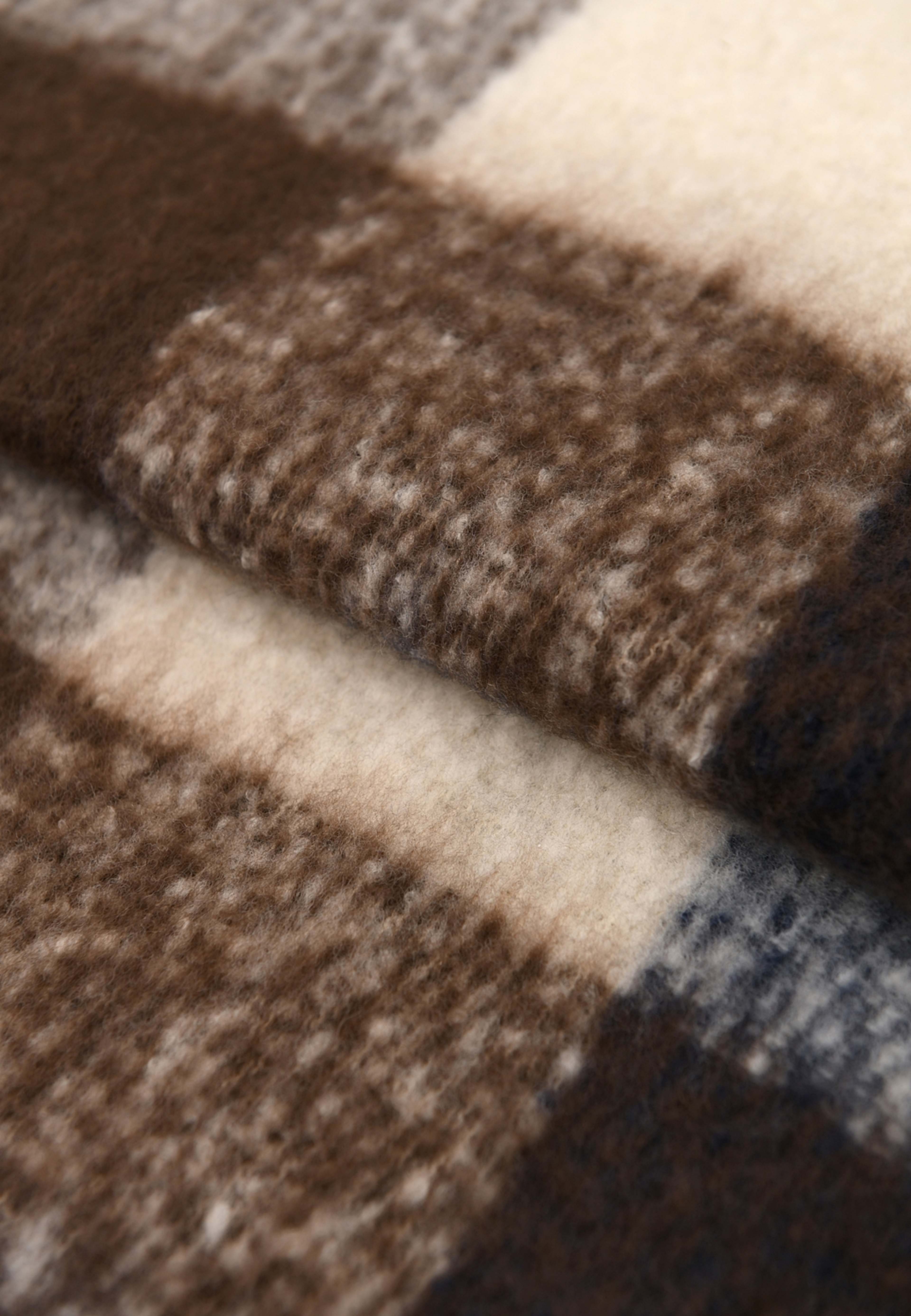 Stickad halsduk med fransar ADA, från Carin Wester, i färgen Beige Check. Klicka för att öppna bilden i stort format